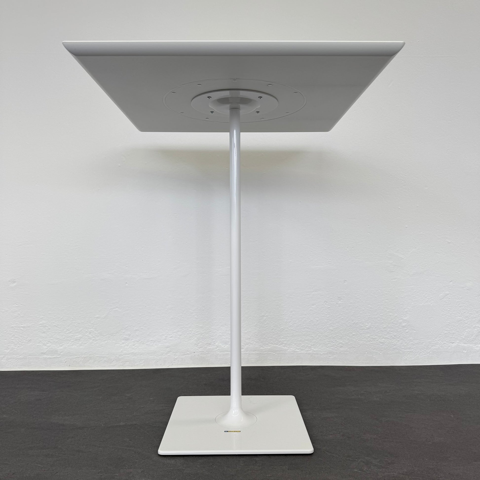 Arper Dizzie Bartisch Ansicht von unten
