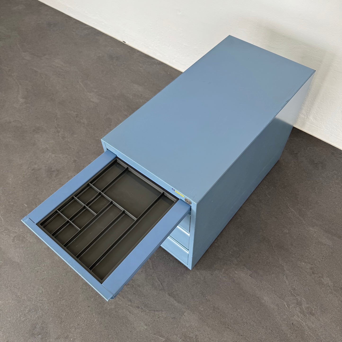 Novex Nova Unterstell-Korpus mit Materialschale geöffnet