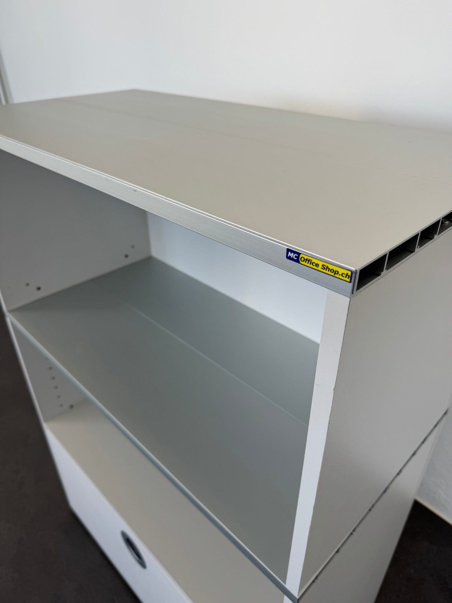 Denz D3 Sideboard mit Abdeckung Aluminium in Silbergrau