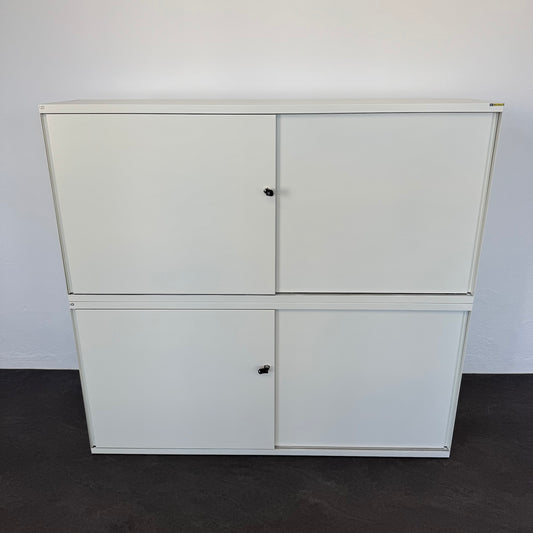 Lista Office One Schiebetür-Aktenschrank aus Metall in Weiss