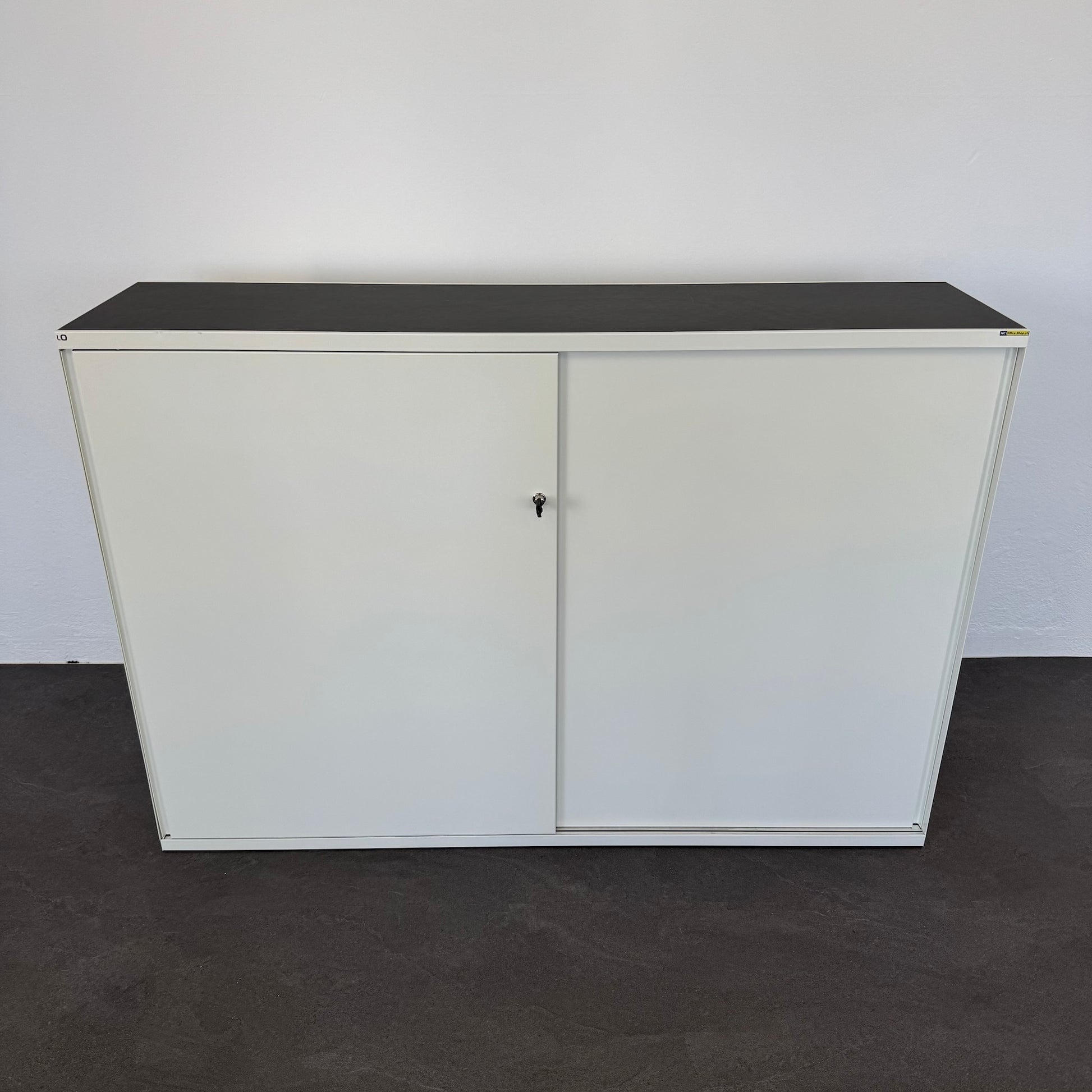 Lista Office One Schiebetür-Aktenschrank aus Metall in Weiss
