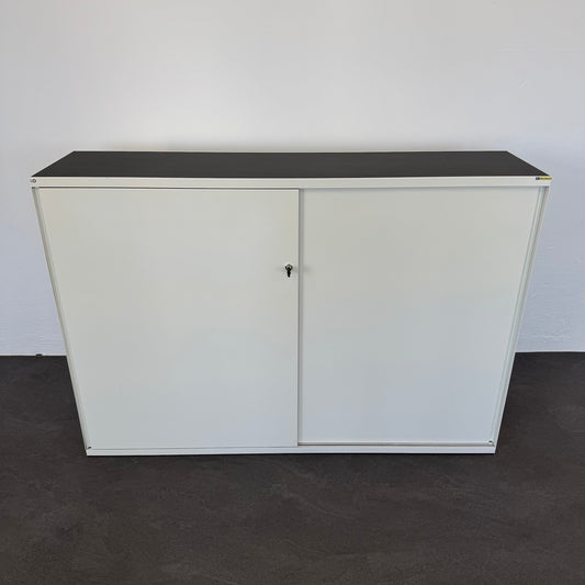 Lista Office One Schiebetür-Aktenschrank aus Metall in Weiss