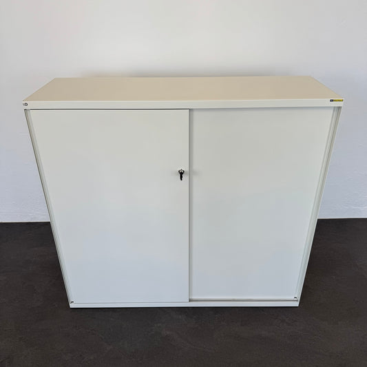 Lista Office One Schiebetür-Aktenschrank aus Metall in Weiss