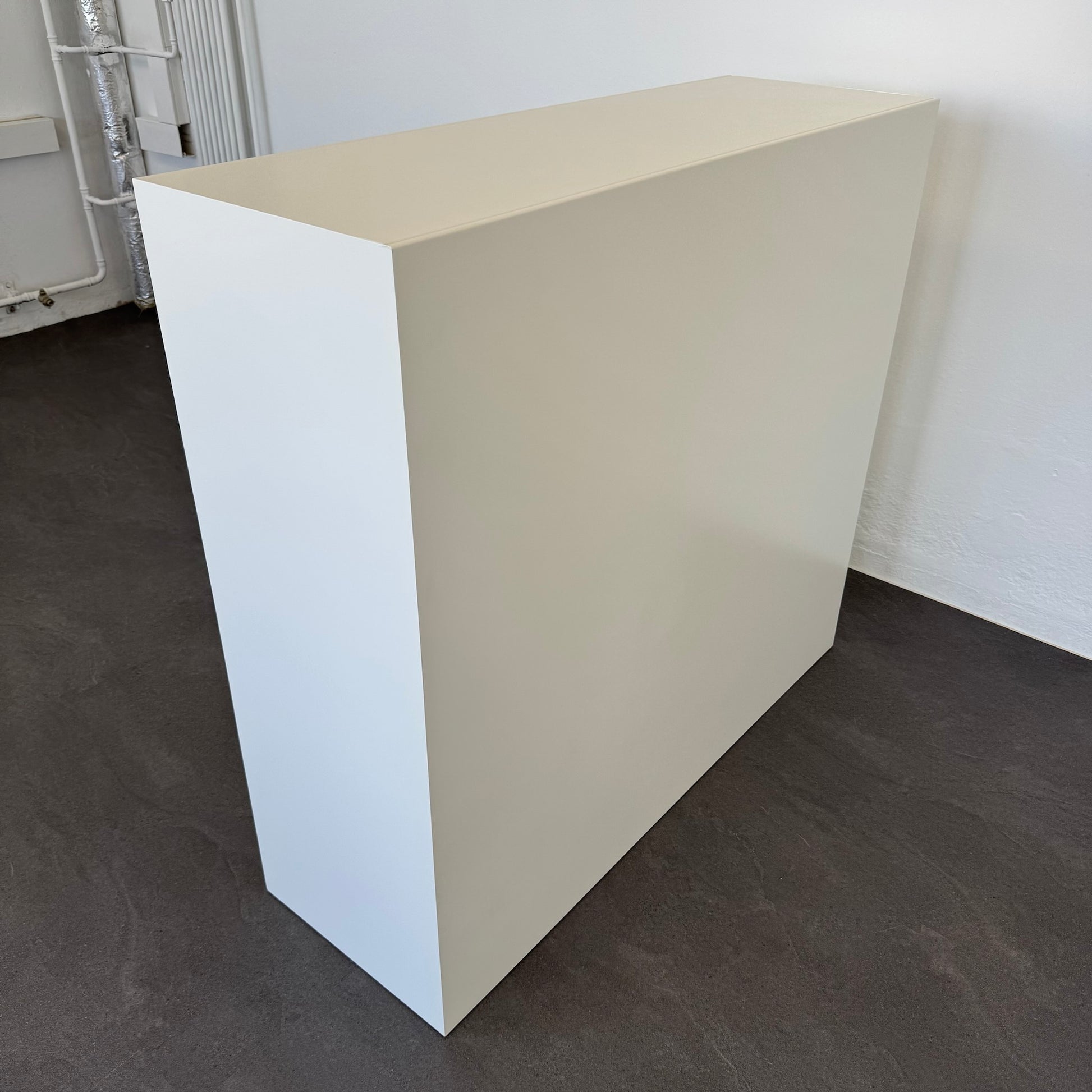 Lista Office One Schiebetür-Aktenschrank Seitenansicht
