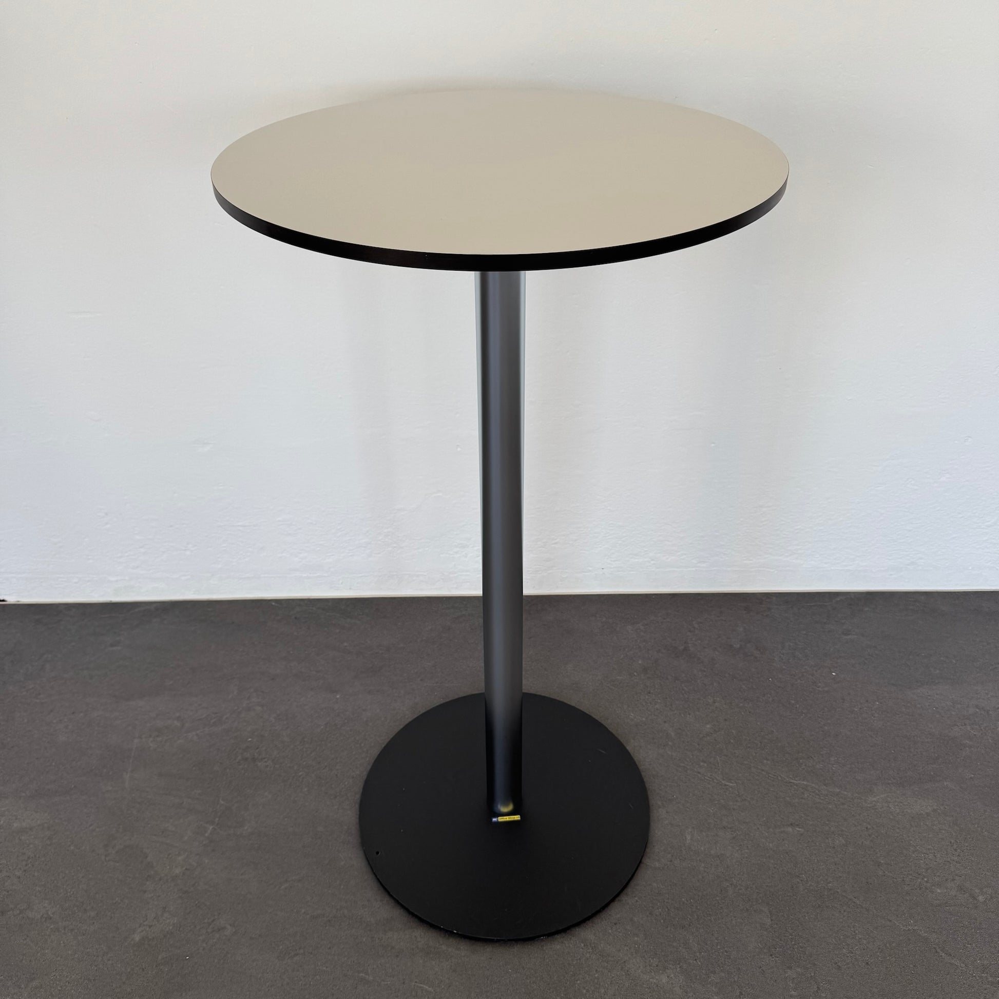 Top Design Bistrostehtisch mit HPL Tischplatte in Weiss mit schwarzer Kante