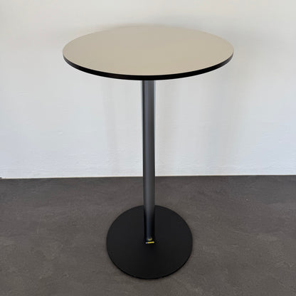 Top Design Bistrostehtisch mit HPL Tischplatte in Weiss mit schwarzer Kante