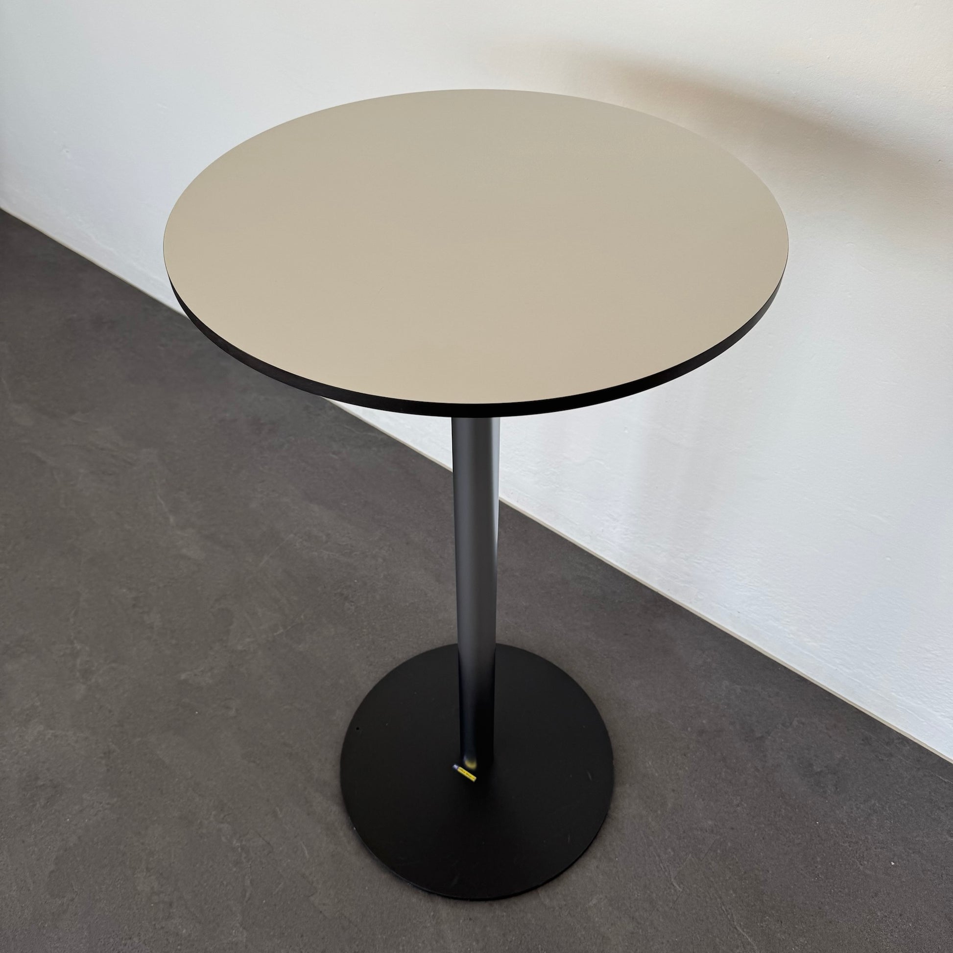 Top Design Bistrostehtisch Detailansicht der Tschplatte von oben