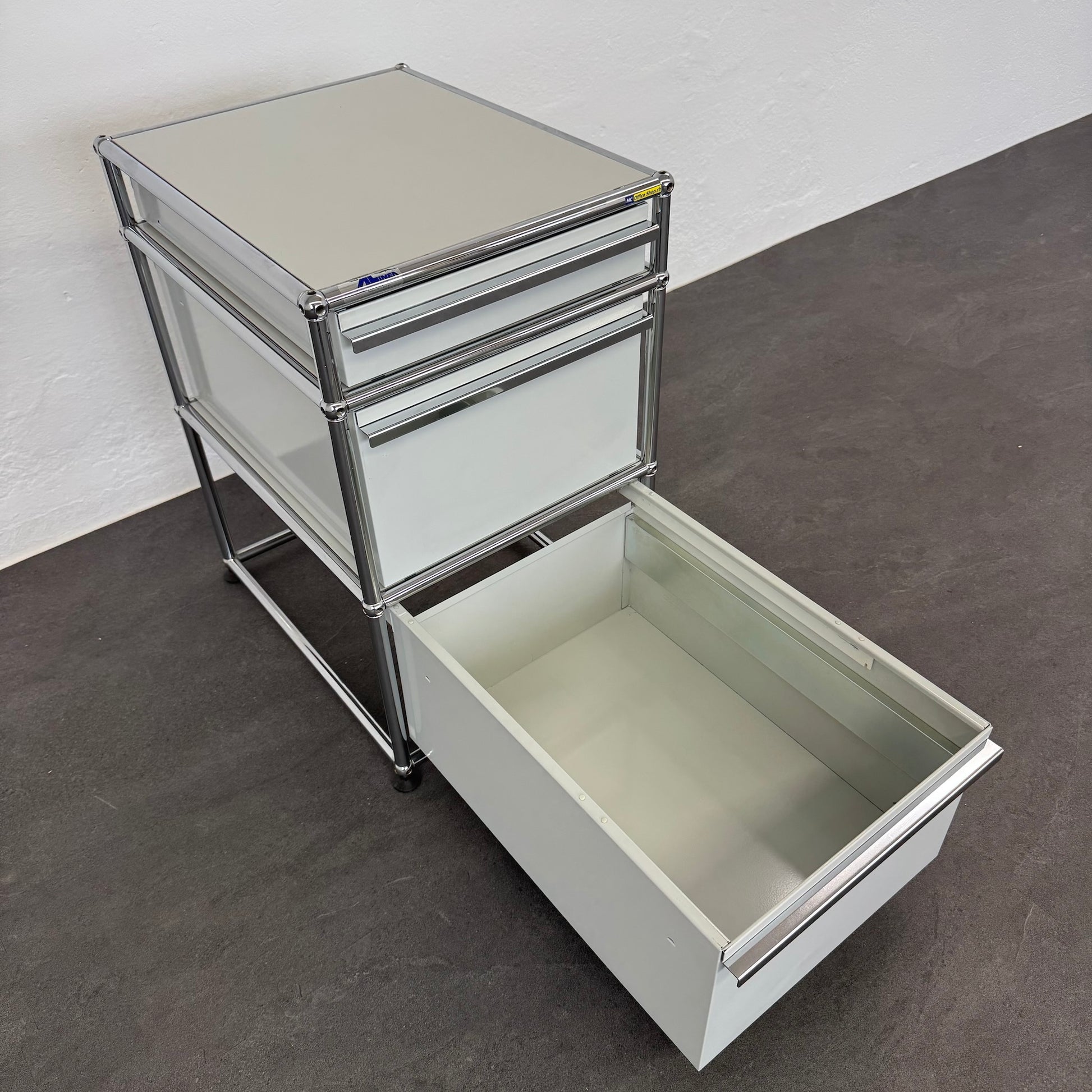 USM Haller Classic Unterstell-Korpus mit A5 Schublade offen