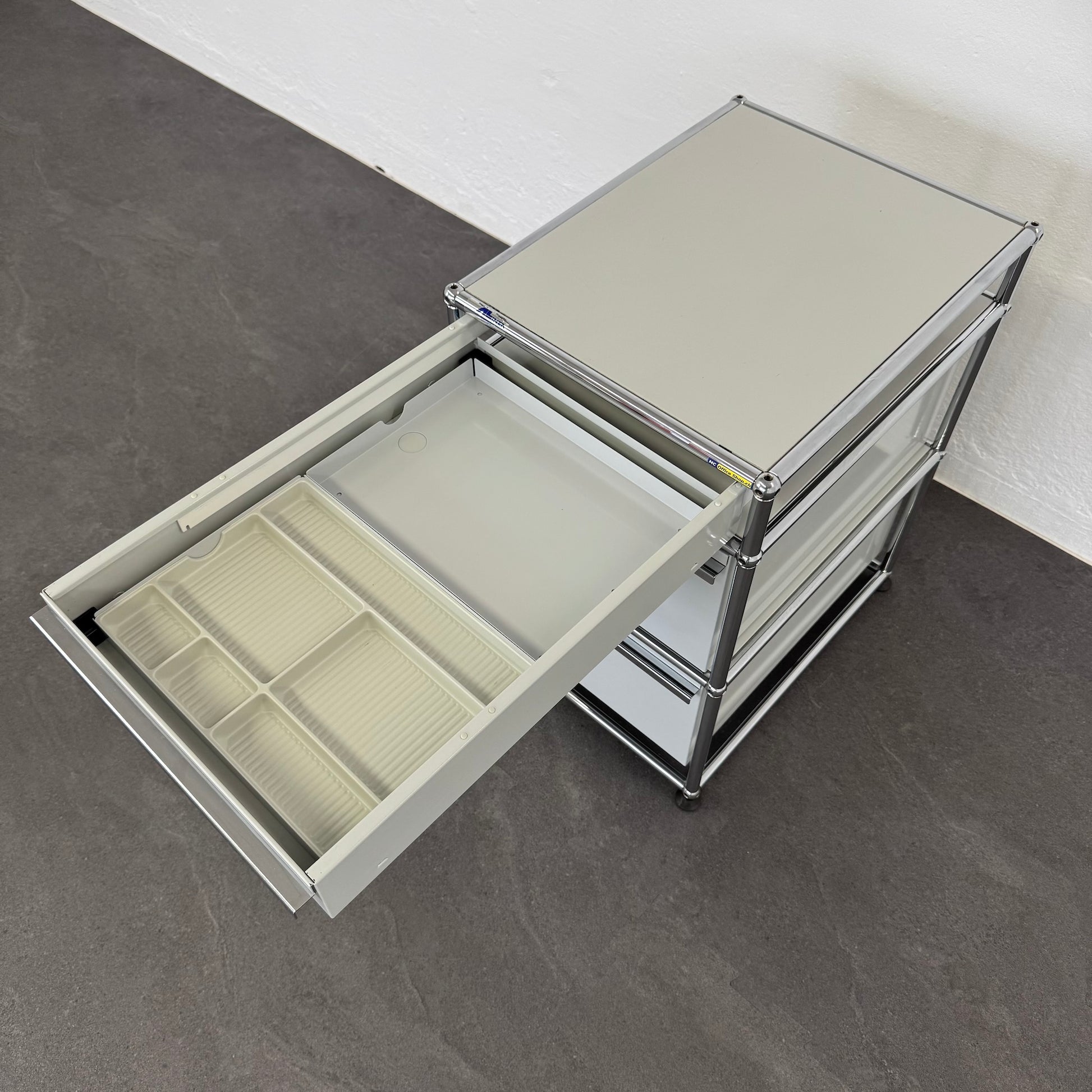USM Haller Classic Unterstell-Korpus mit Materialschale offen
