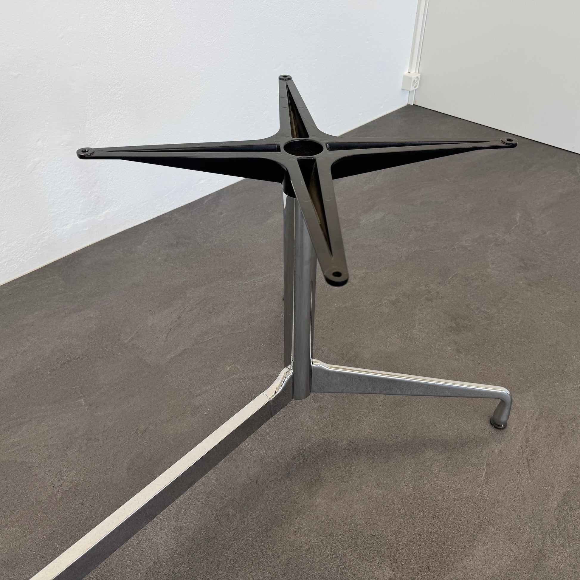 Vitra Eames Segmented Table Gestell Detailfoto rechts