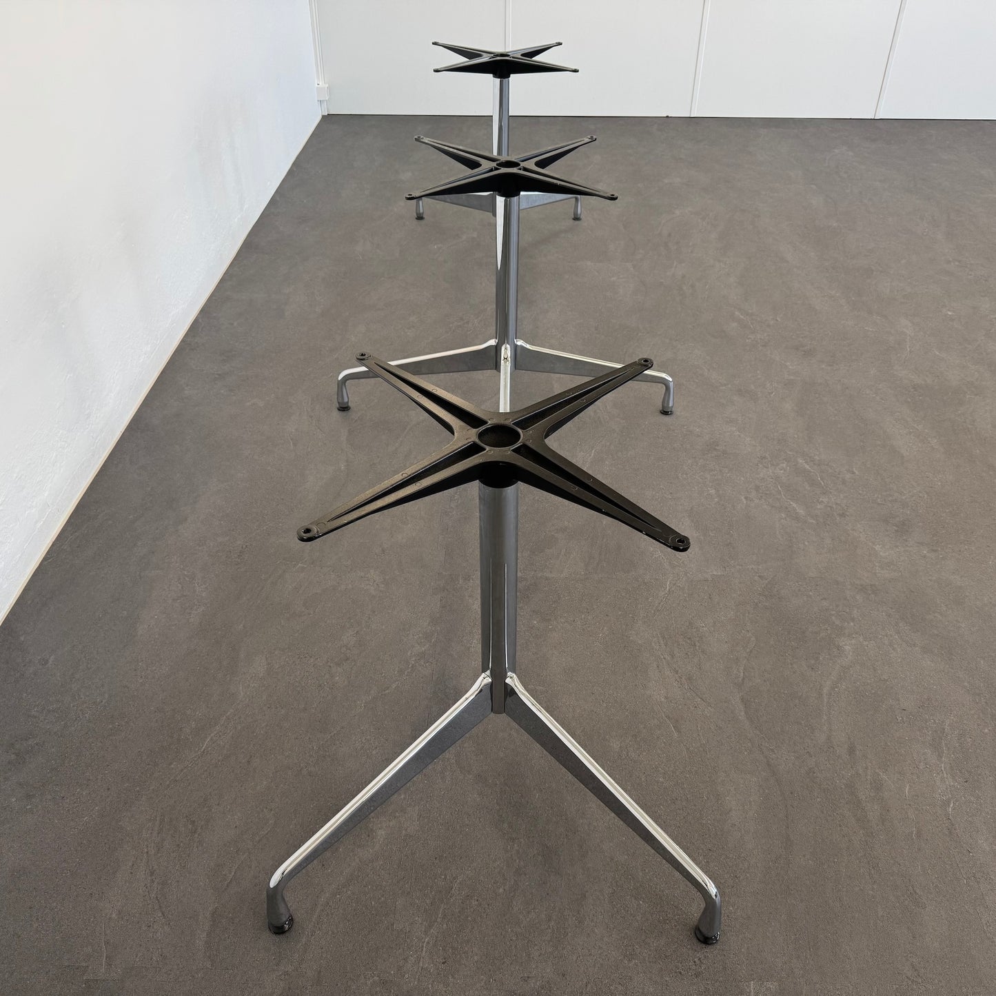 Vitra Eames Segmented Table Gestell Ansicht seitlich