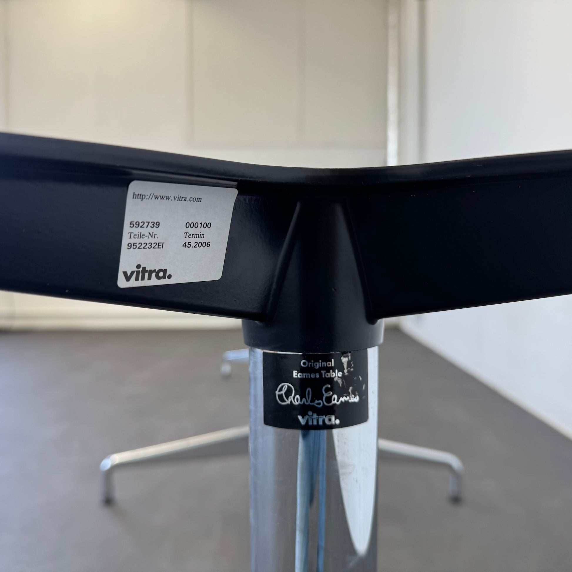 Vitra Eames Segmented Table Gestell Detailfoto Etikette