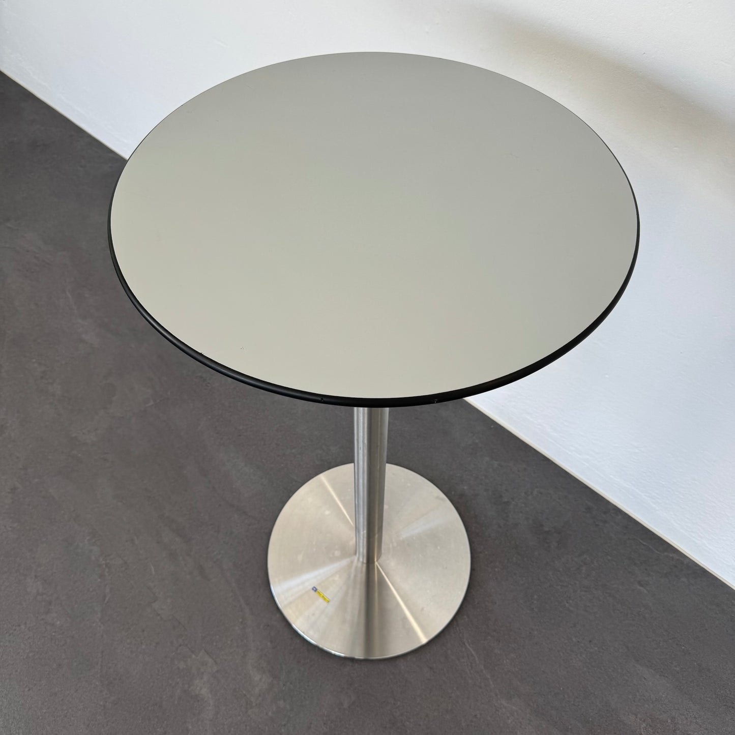 Top Design Bistrostehtisch Detailansicht der Tschplatte von oben