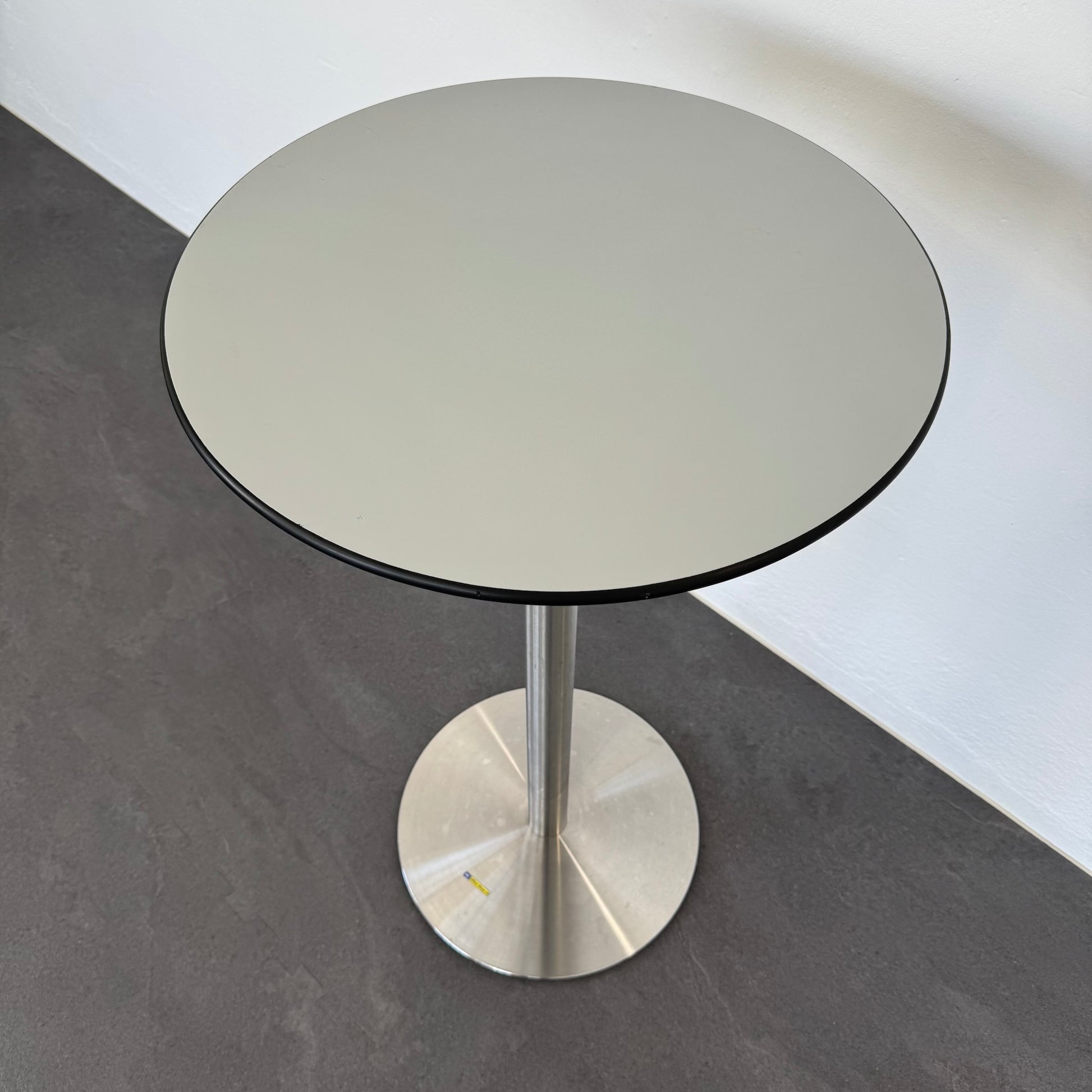 Top Design Bistrostehtisch Detailansicht der Tschplatte von oben