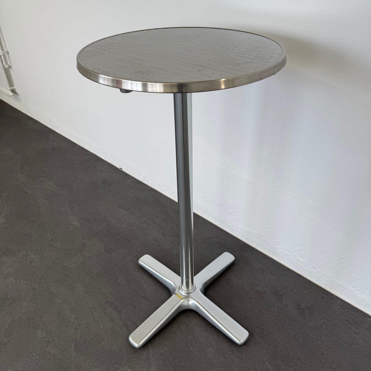 Top Design Classic Bistrostehtisch mit einer Höhe von 1150mm