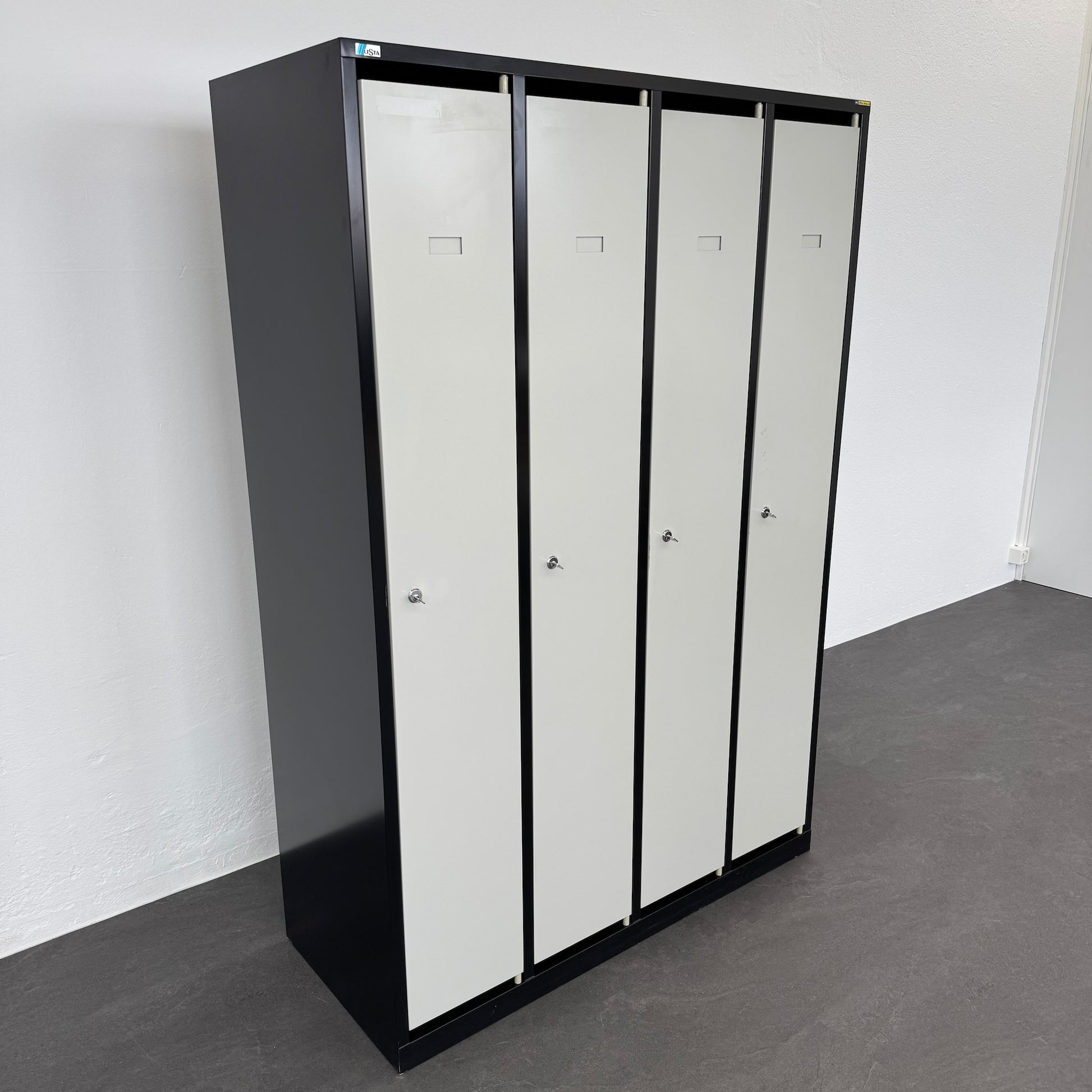 Lista Classic Garderobenschrank mit  allen Abteilen geschlossen von links