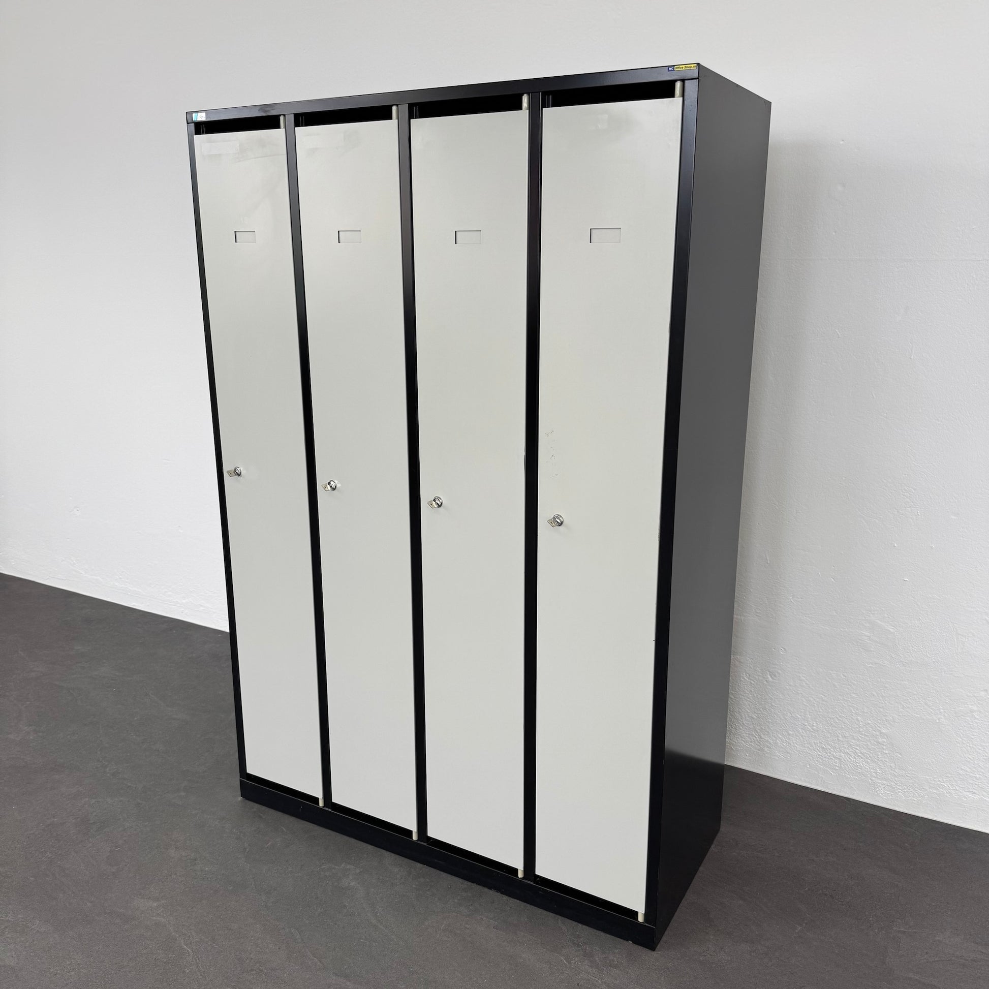 Lista Classic Garderobenschrank mit  allen Abteilen geschlossen von rechts