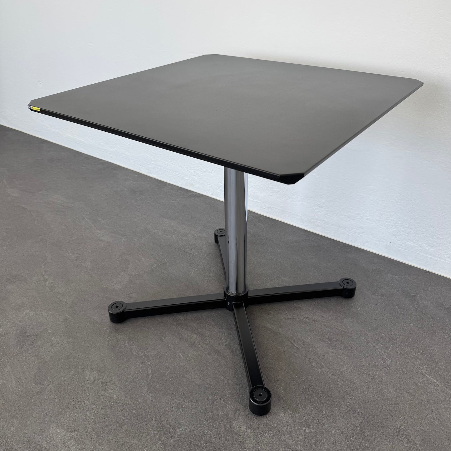 USM-Haller Kitos Free Standing Tisch Gestell Metall Schwarz und Chrom