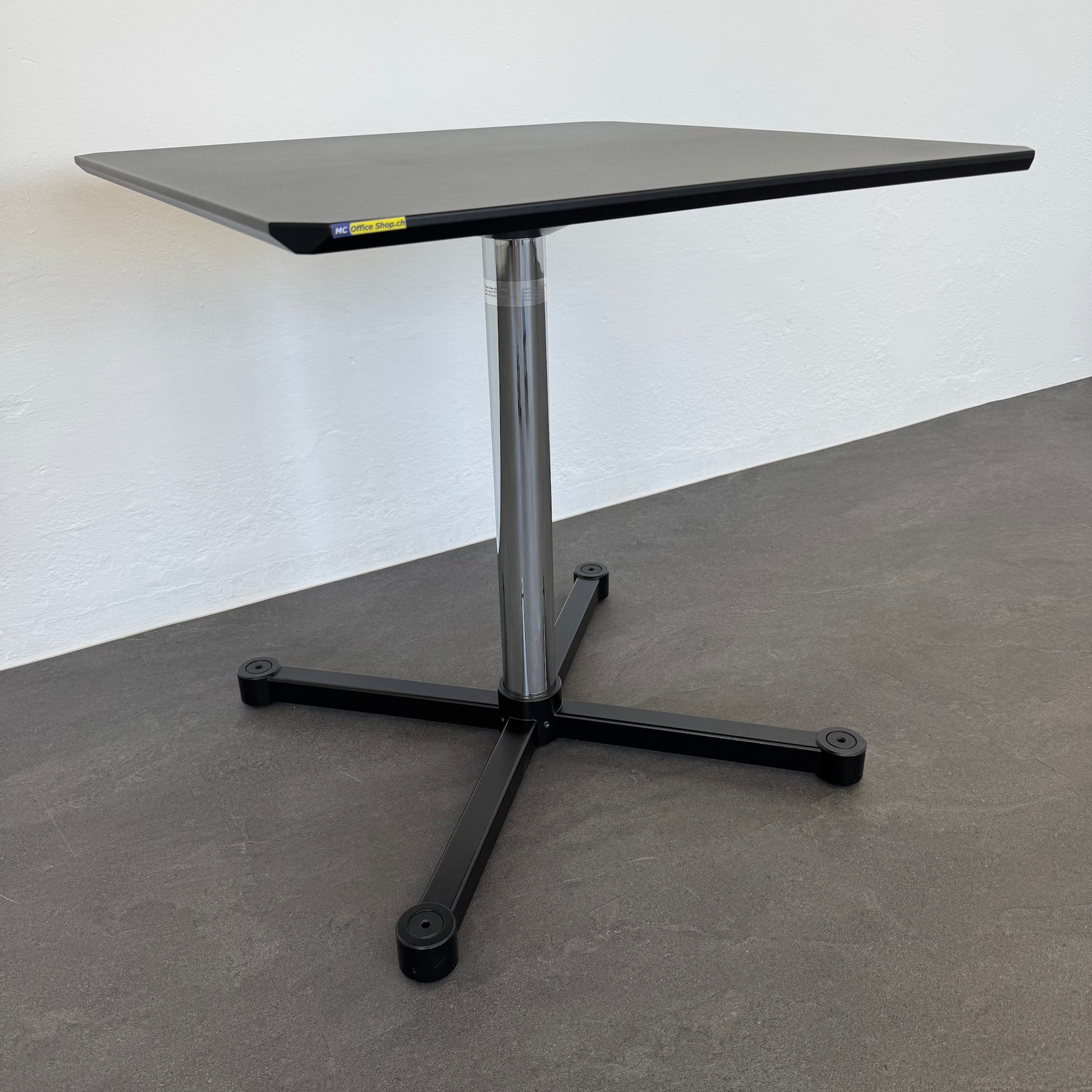 USM-Haller Kitos Free Standing Tisch seitliche Ansicht