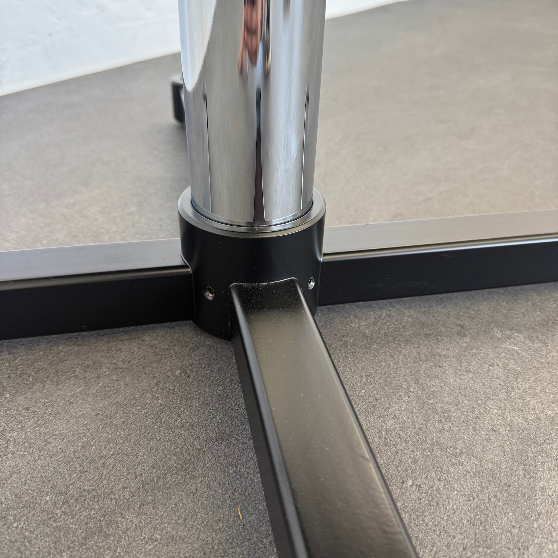 USM-Haller Kitos Free Standing Tisch Detailfoto Fuss