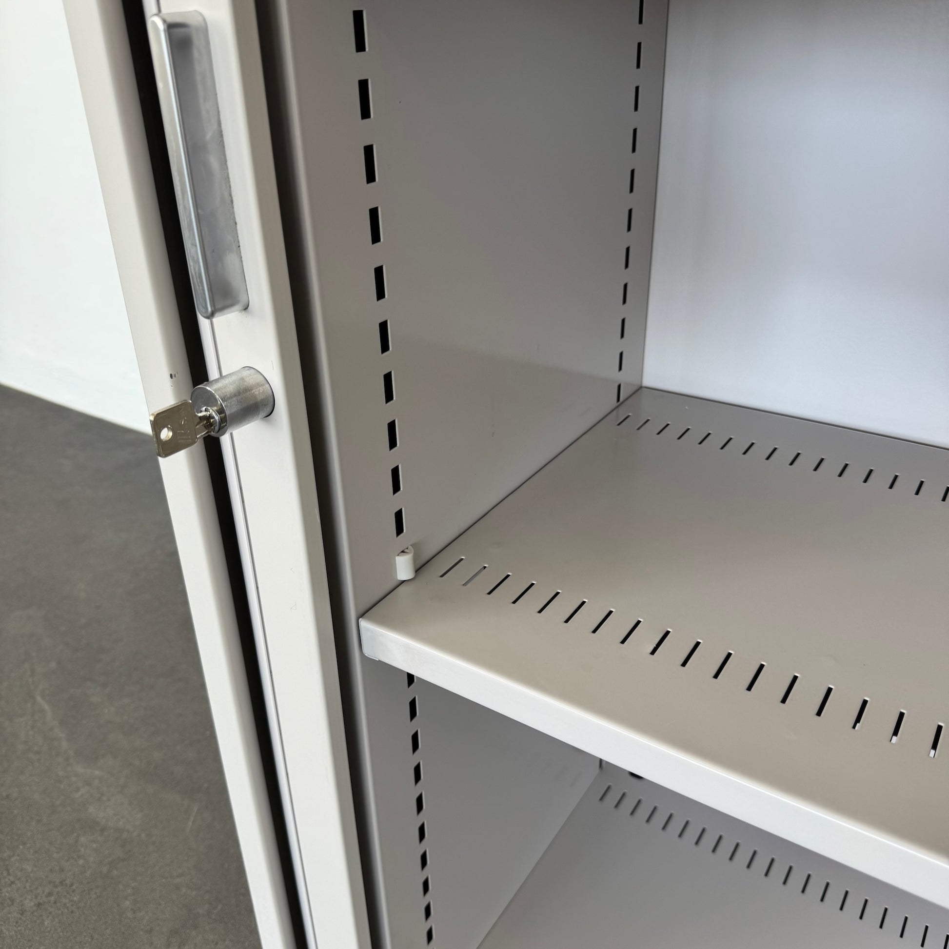 Lista Office Storage Lateralschrank Detailfoto Schliessung