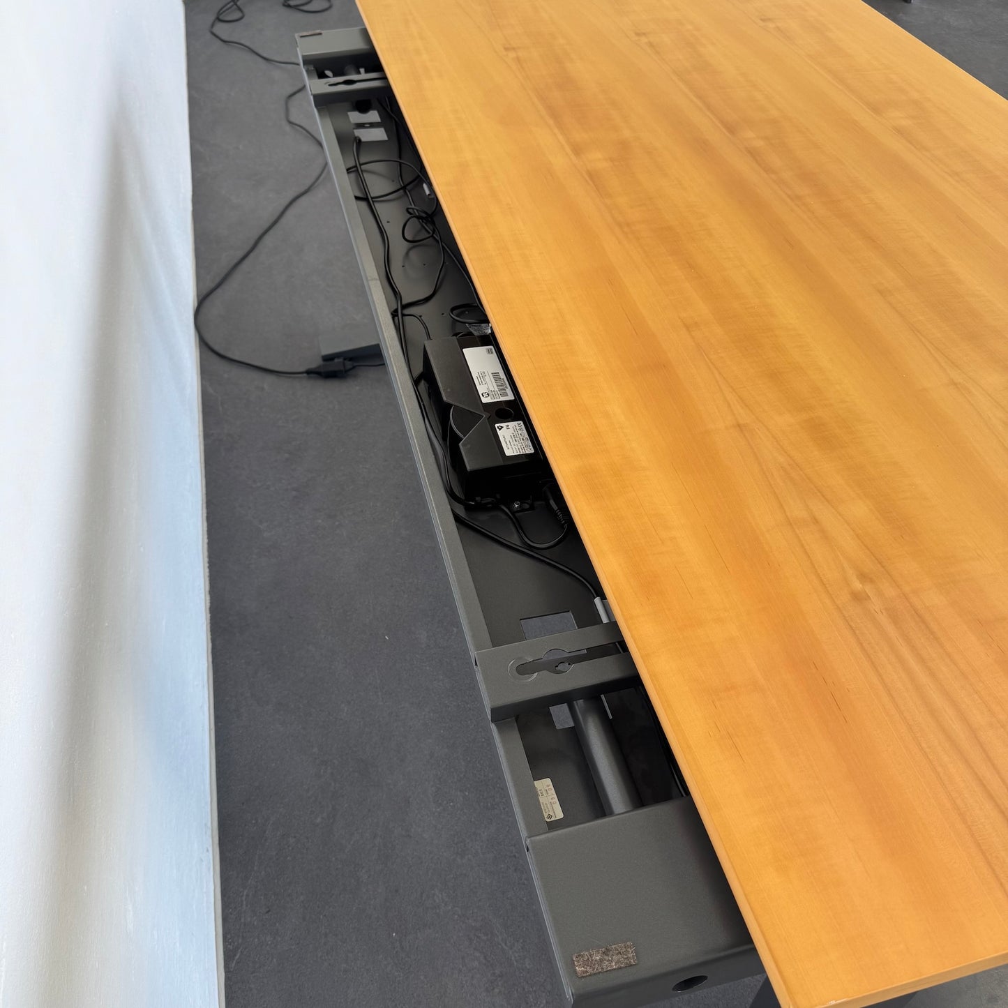 System Desk Sitz-Steh Schreibtisch Detailfoto Kabelkanal