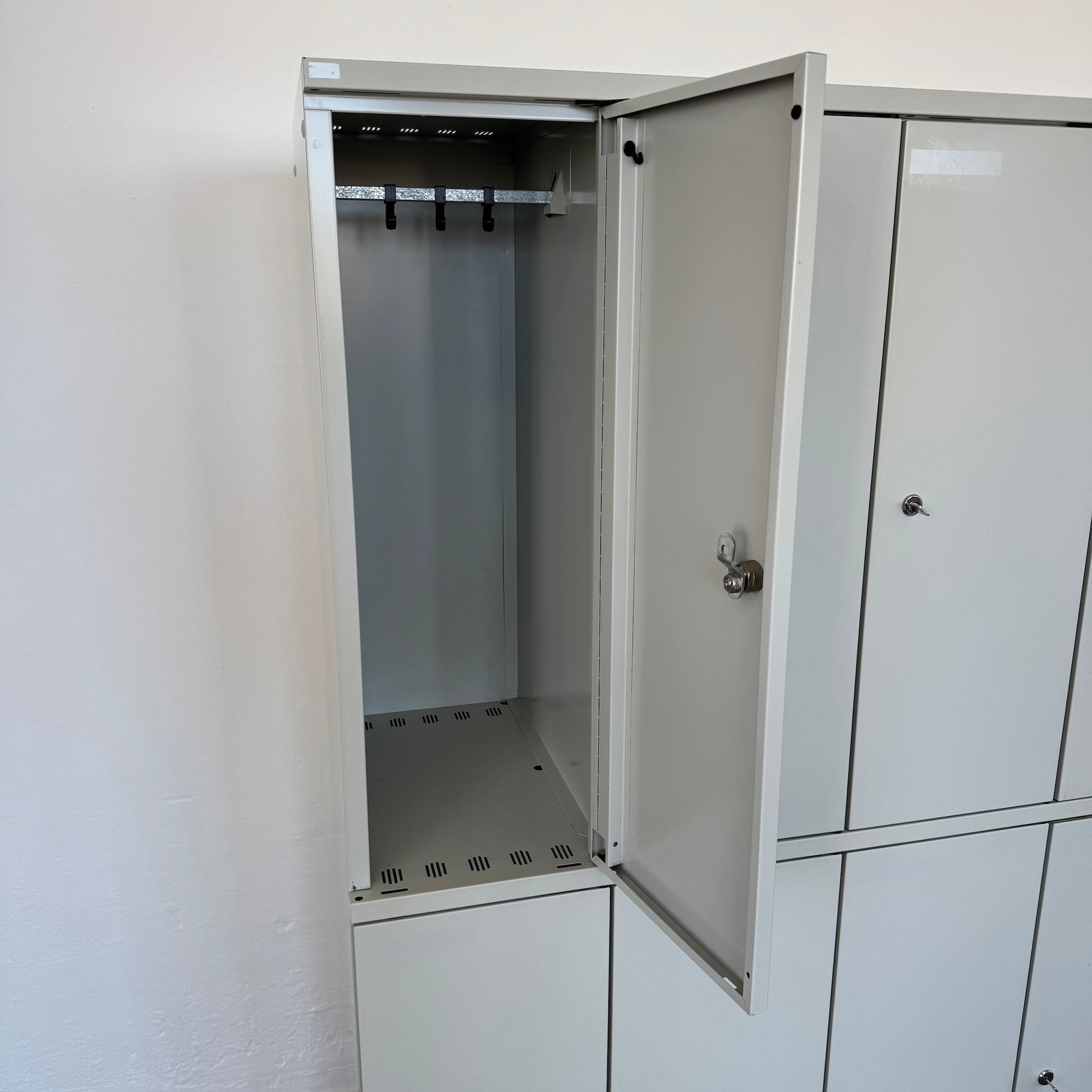 Lista Classic Garderobenschrank mit einem Abteil offen
