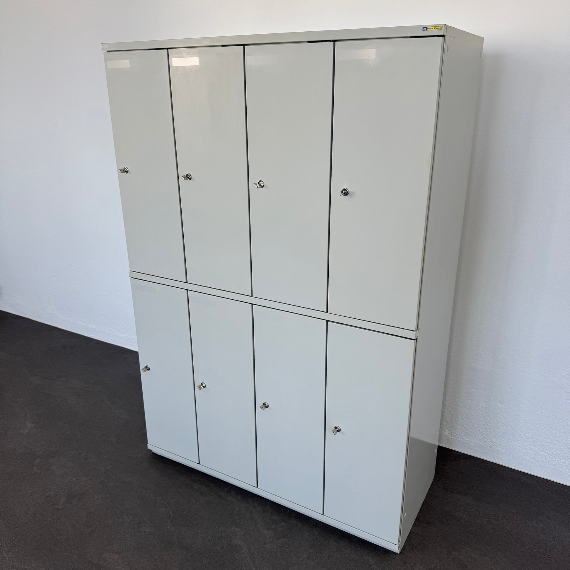Lista Classic Garderobenschrank mit allen 8 Abteilen geschlossen