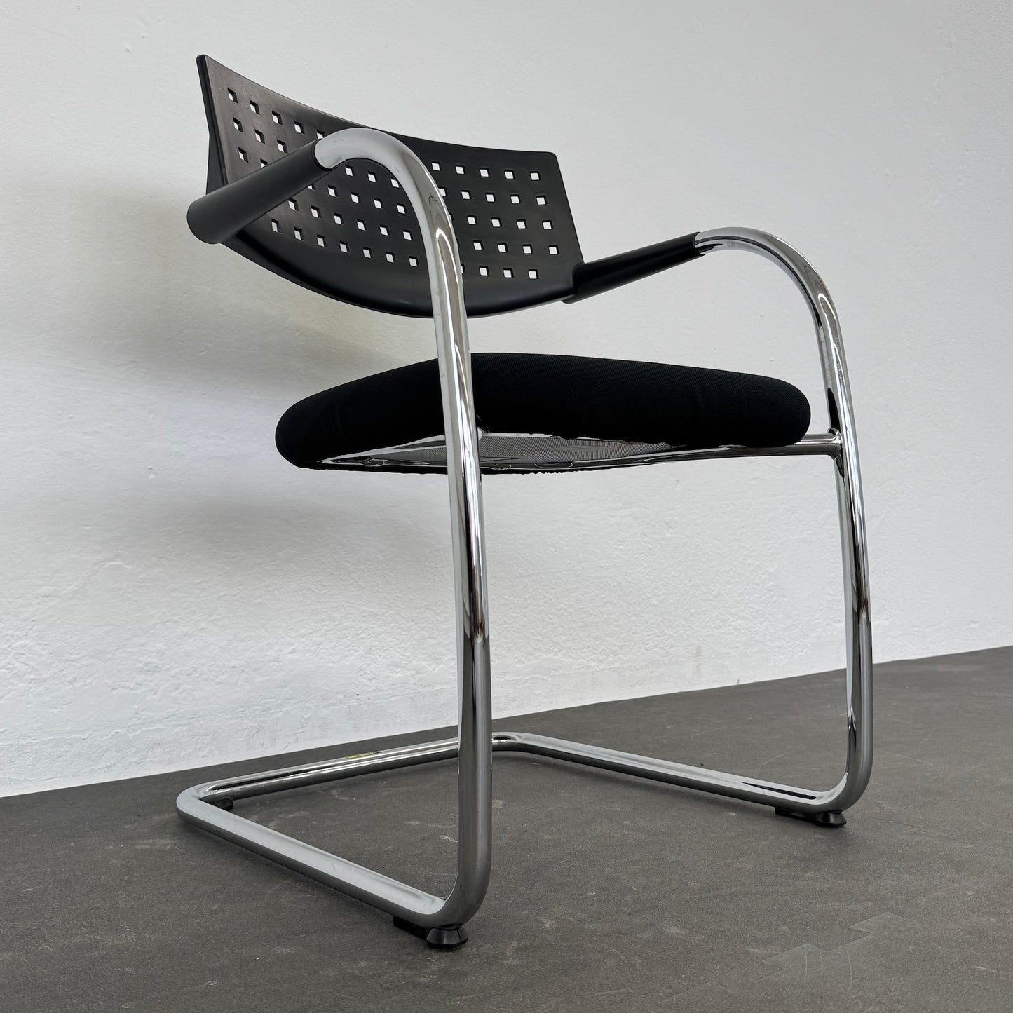 Vitra Visavis Freischwinger seitliche Ansicht von links unten - 6038025