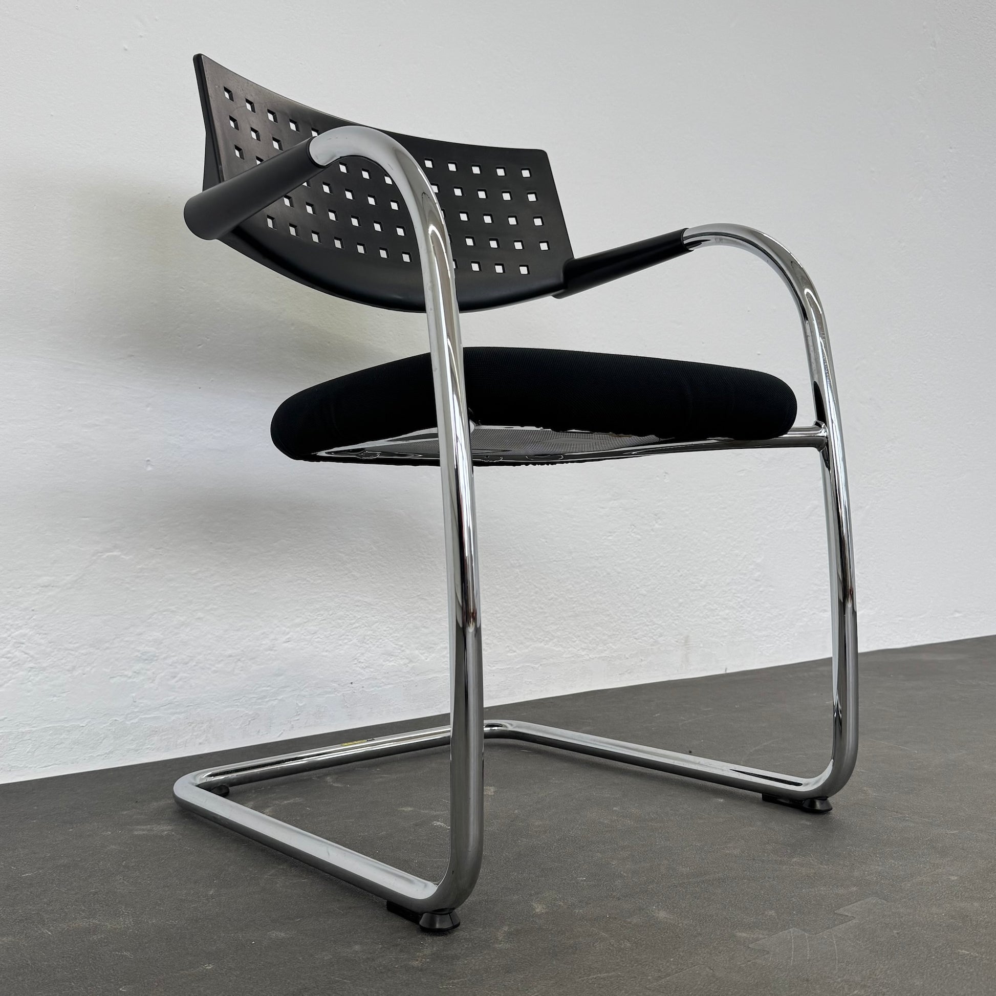 Vitra Visavis Freischwinger seitliche Ansicht von links unten - 6038025