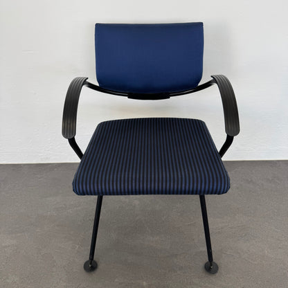 Sitag Realino Vierfusstuhl mit Stoffbezug Blau und Schwarz