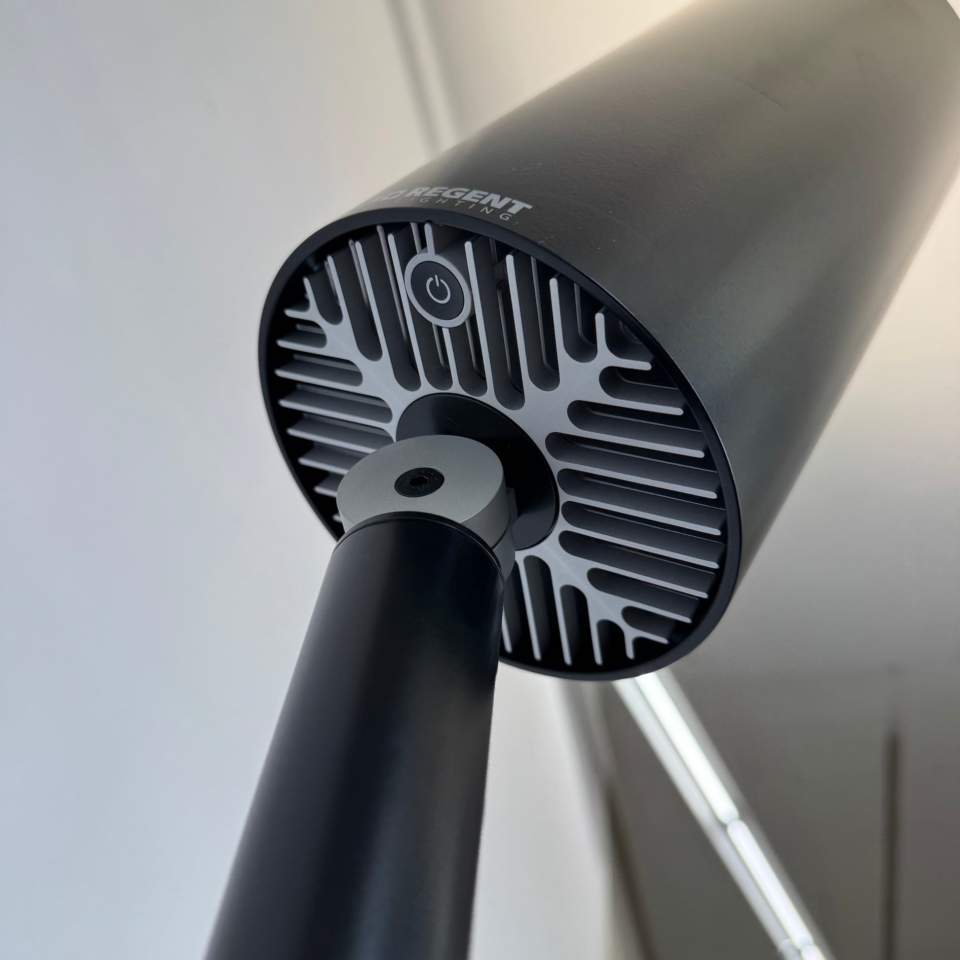 Regent Stream Office High Uplight Detailfoto Leuchtkopf von unten