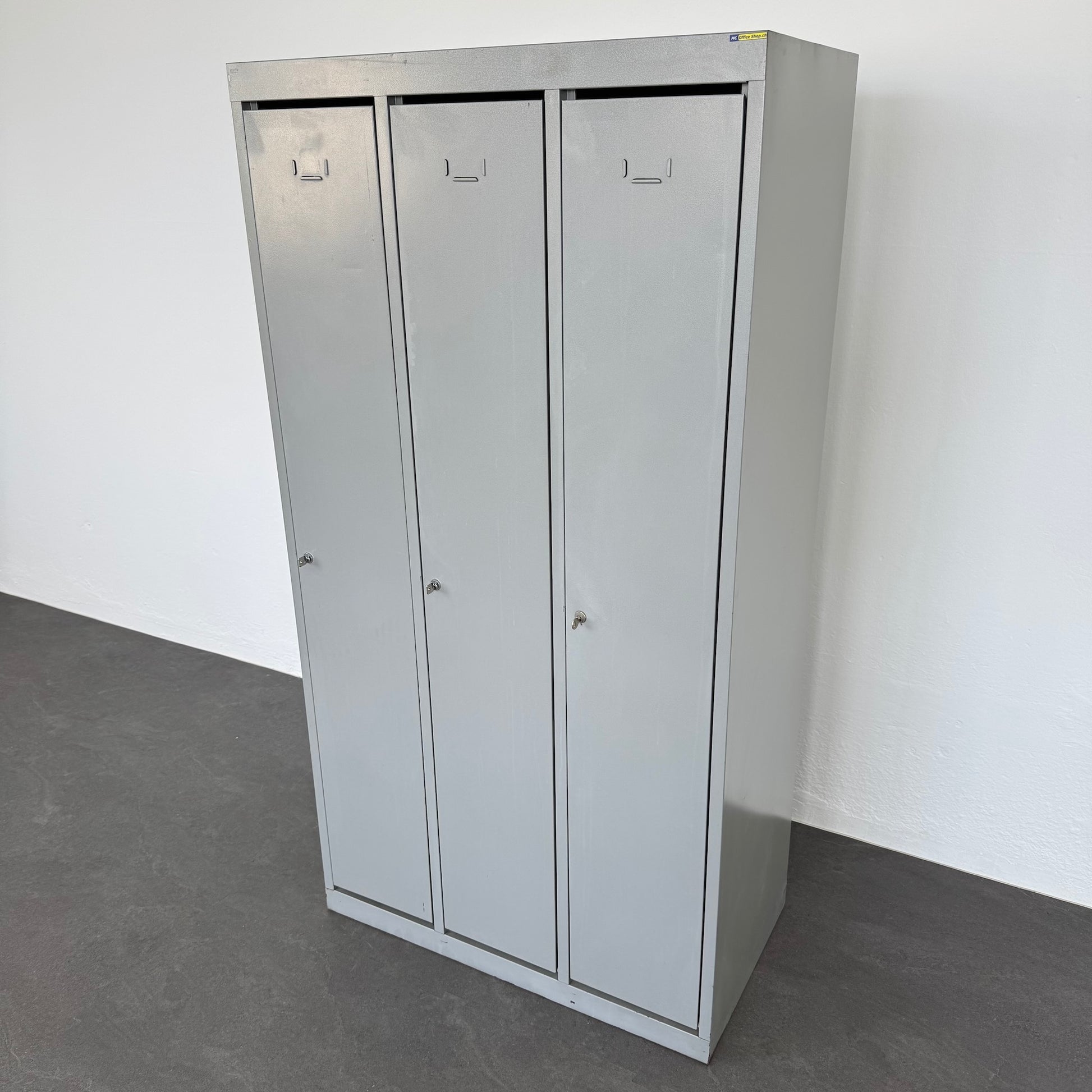 Stalgo Classic Garderobenschrank Ansicht geschlossen von rechts