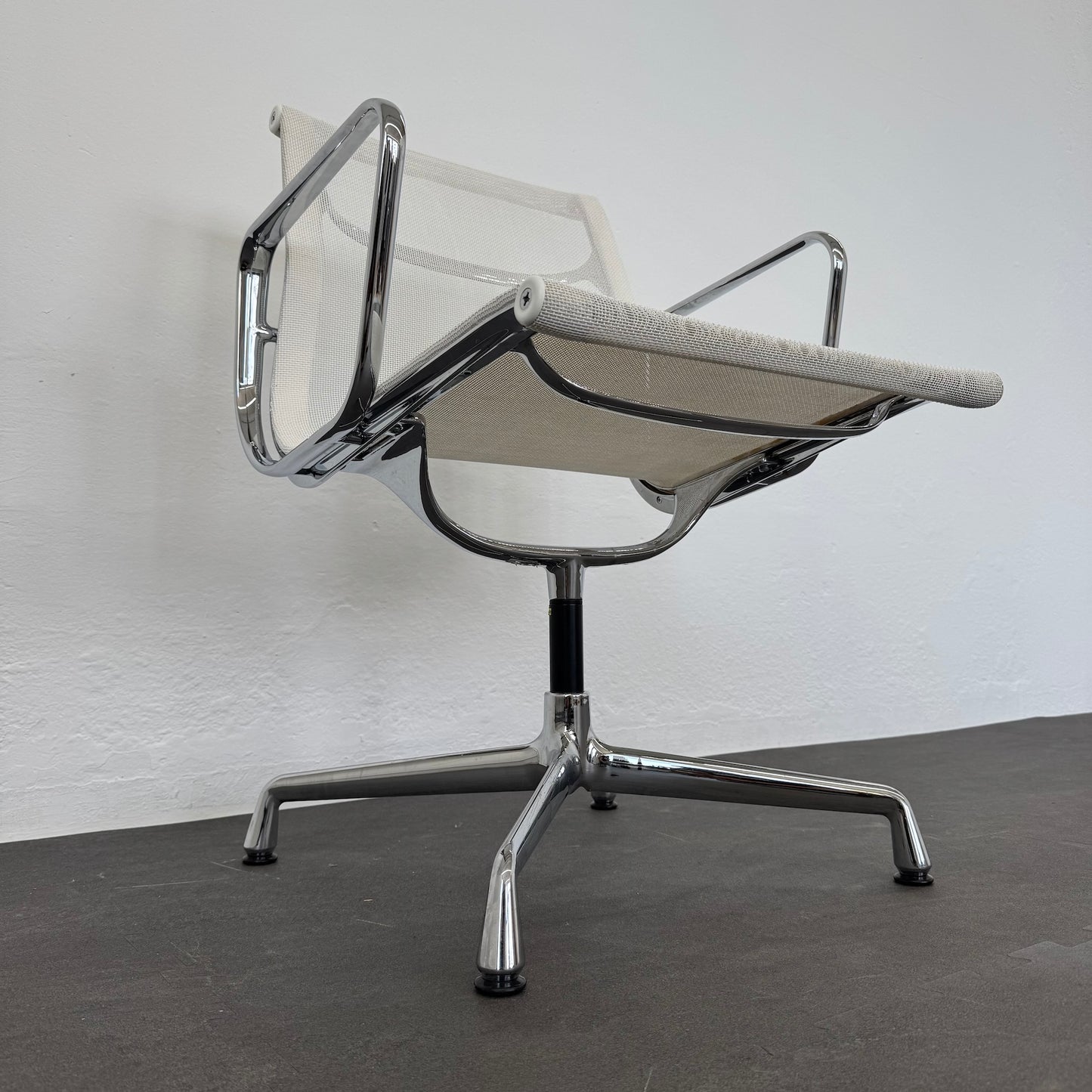 Vitra Aluminium Chair EA108