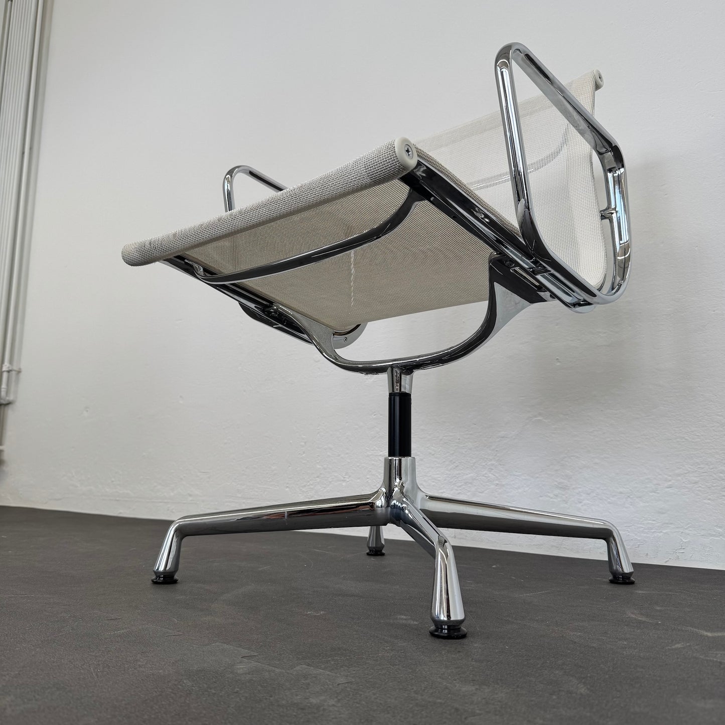 Vitra Aluminium Chair EA108