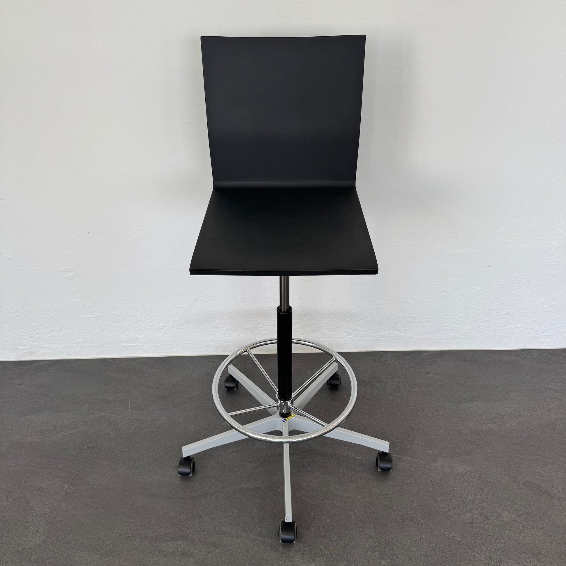 Vitra .04 Counter Drehstuhl aus Hartschaum Schwarz