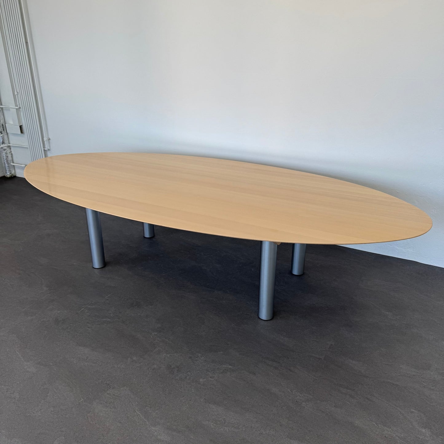Top Design Ovaline Sitzungstisch mit 4 Fuss Gestell in Silbergrgau