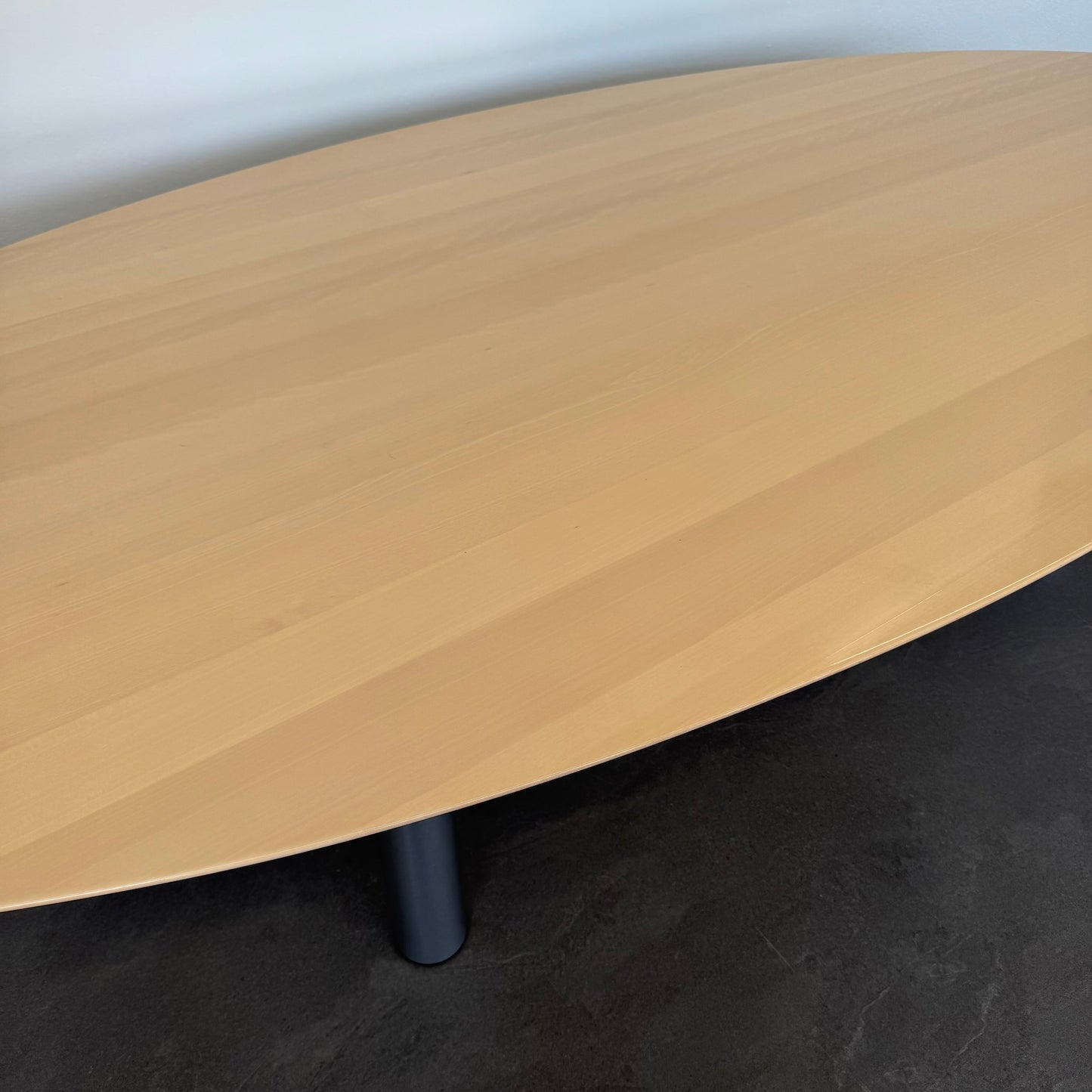 Top Design Ovaline Sitzungstisch Detailfoto Tischplatte