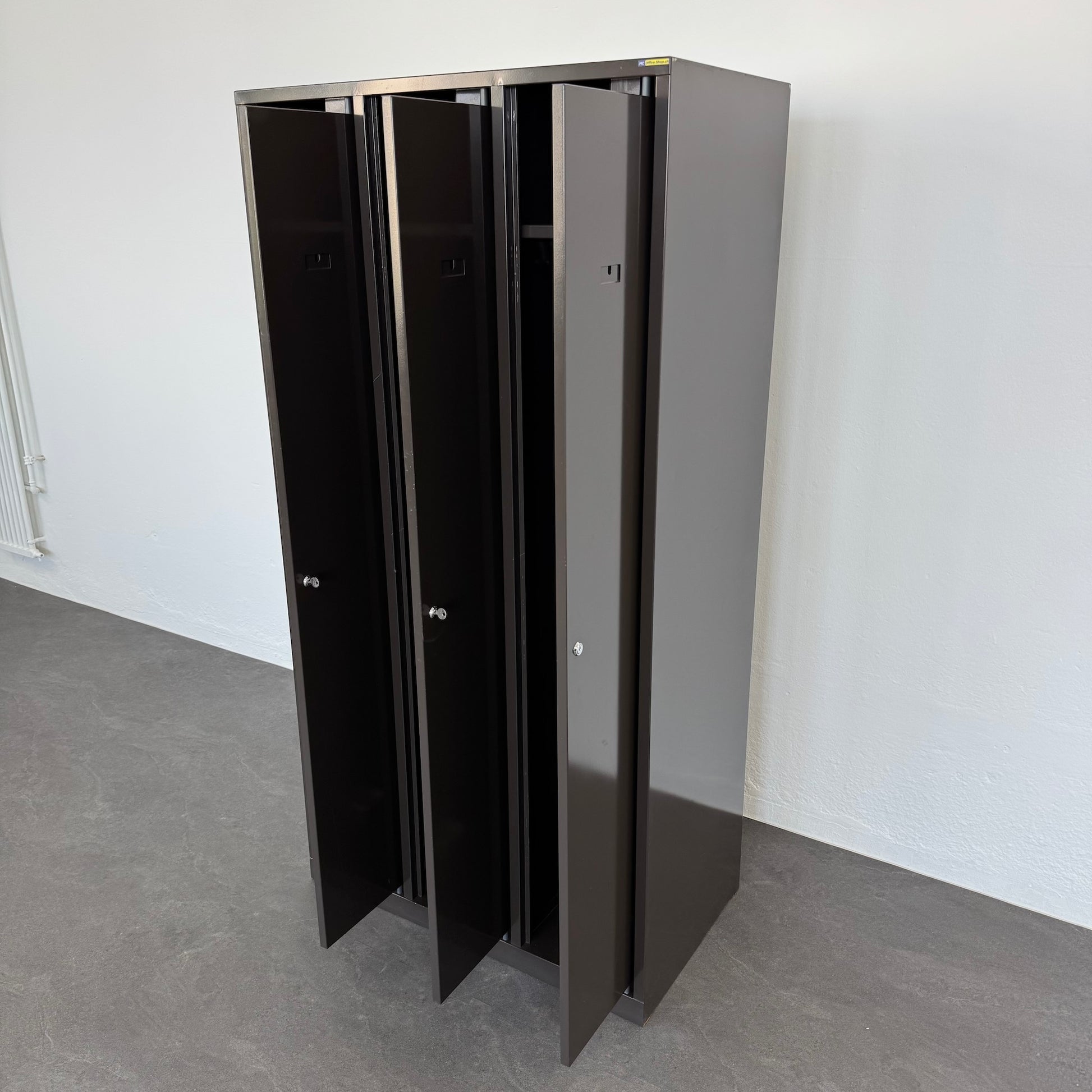 Stalgo Classic Garderobenschrank Ansicht von rechts mit allen Abteilen offen