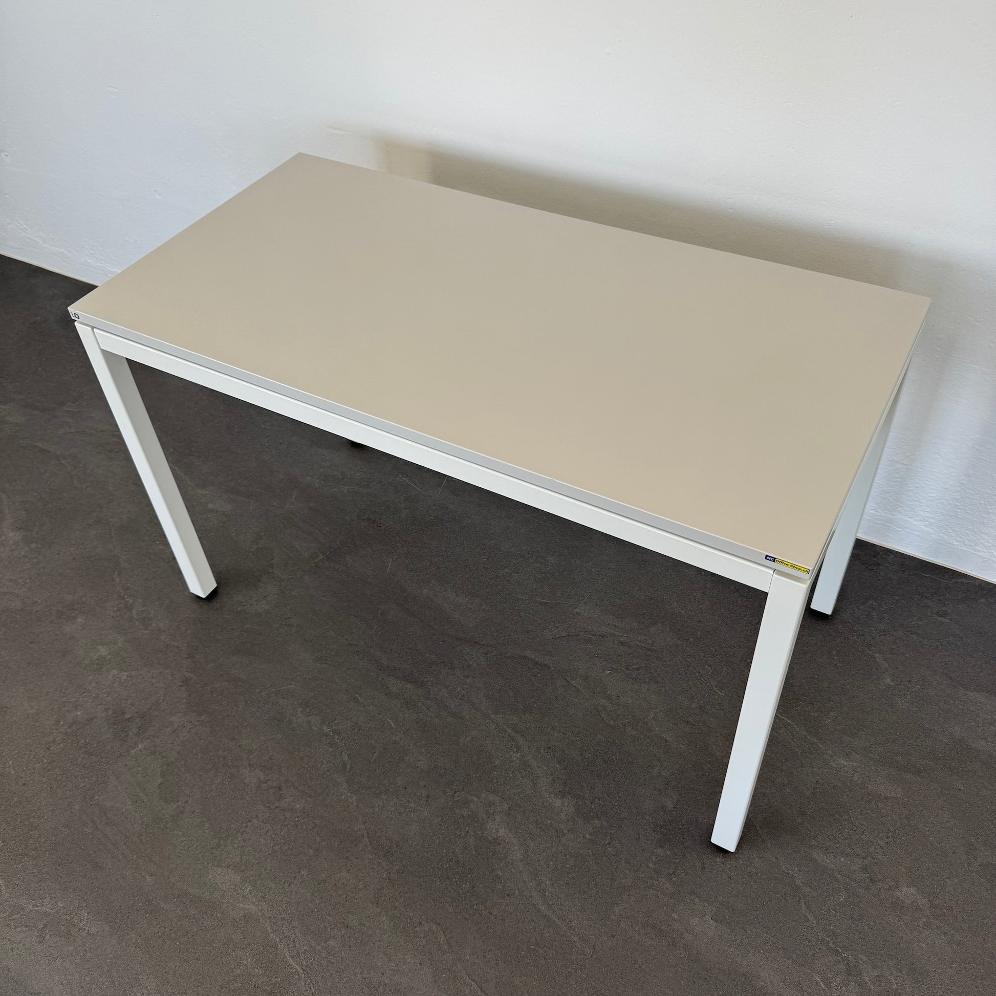 Lista Office Motion Schreibtisch mit weissem Gestell