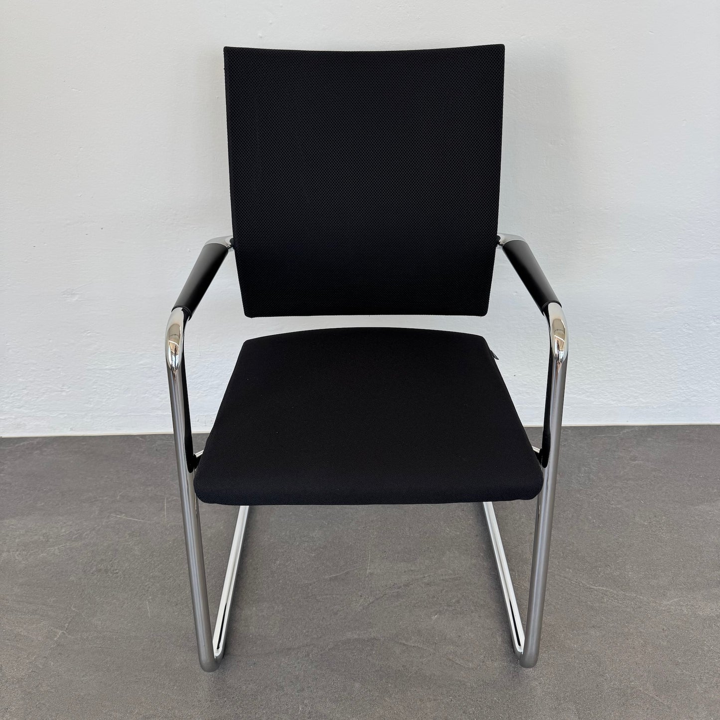 Girsberger Diagon Freischwinger Bezug Stoff Schwarz