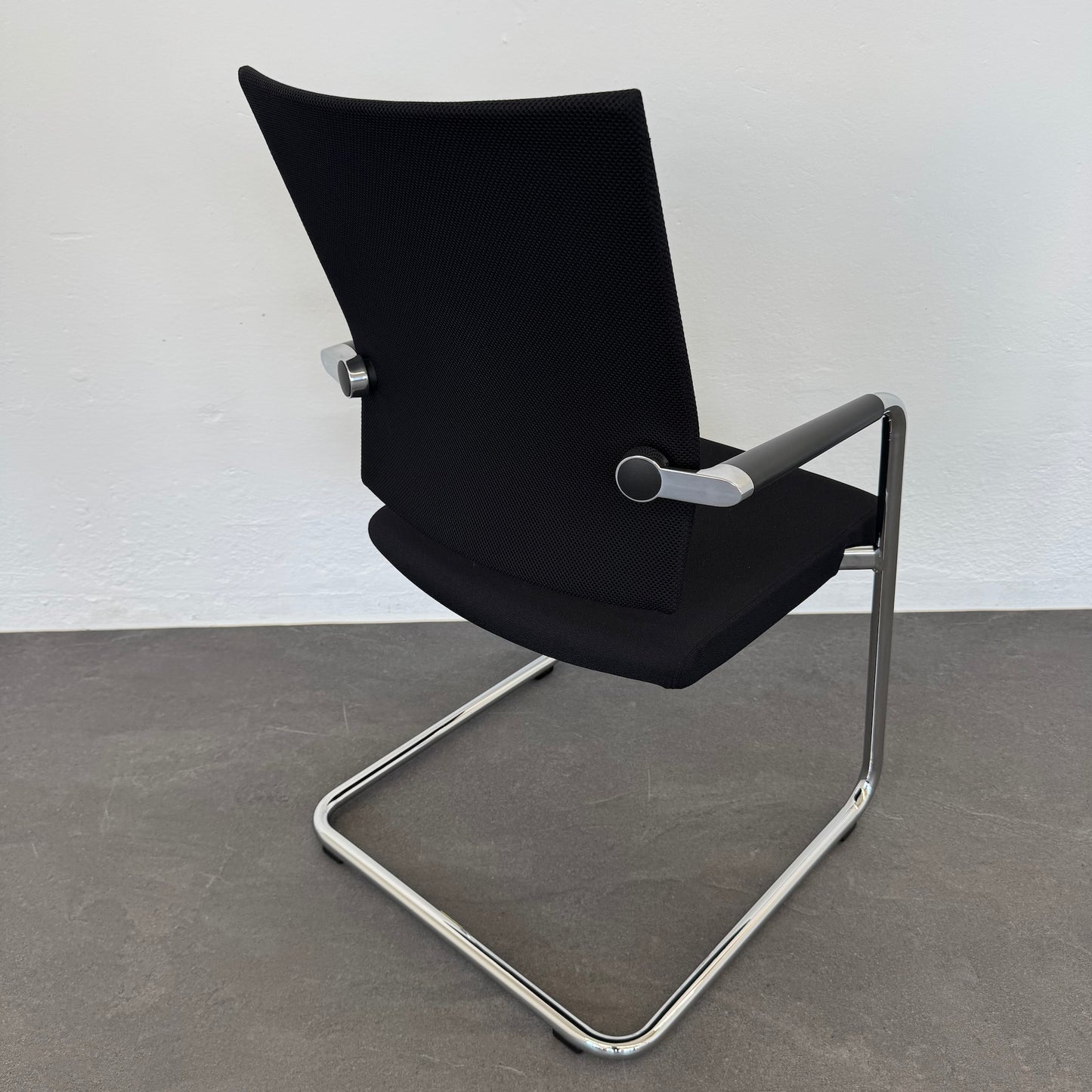 Girsberger Diagon Freischwinger mit Wippmechanik