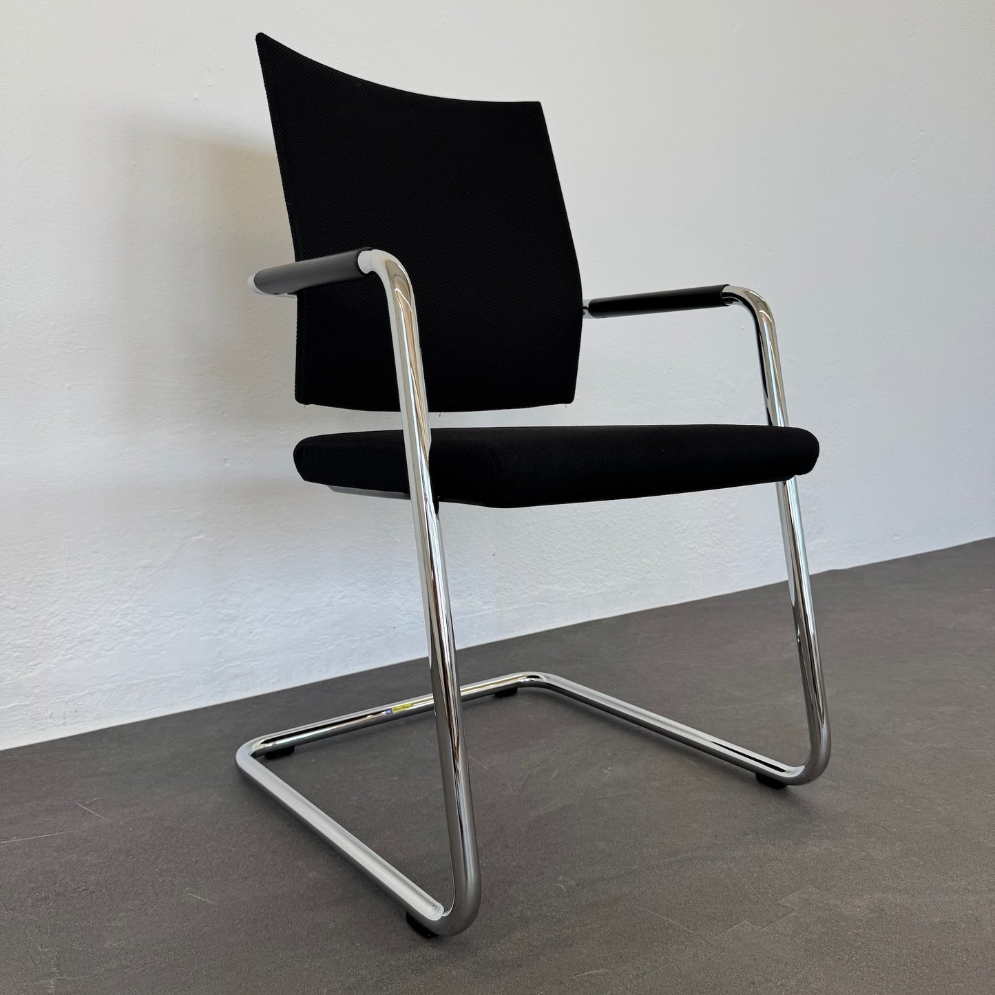 Girsberger Diagon Freischwinger Detailfoto Gestell von links