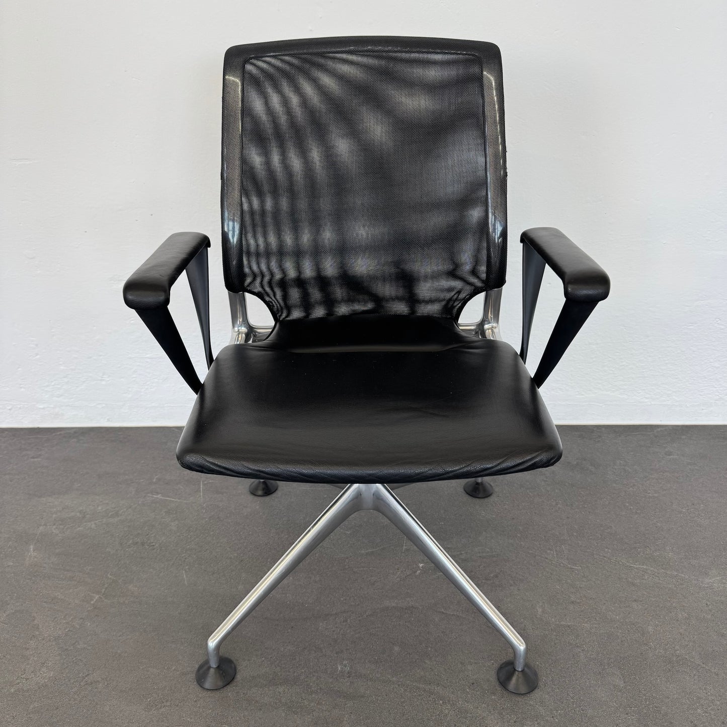 Vitra Meda Chair Sitzungsdrehstuhl mit Bezug Leder Schwarz