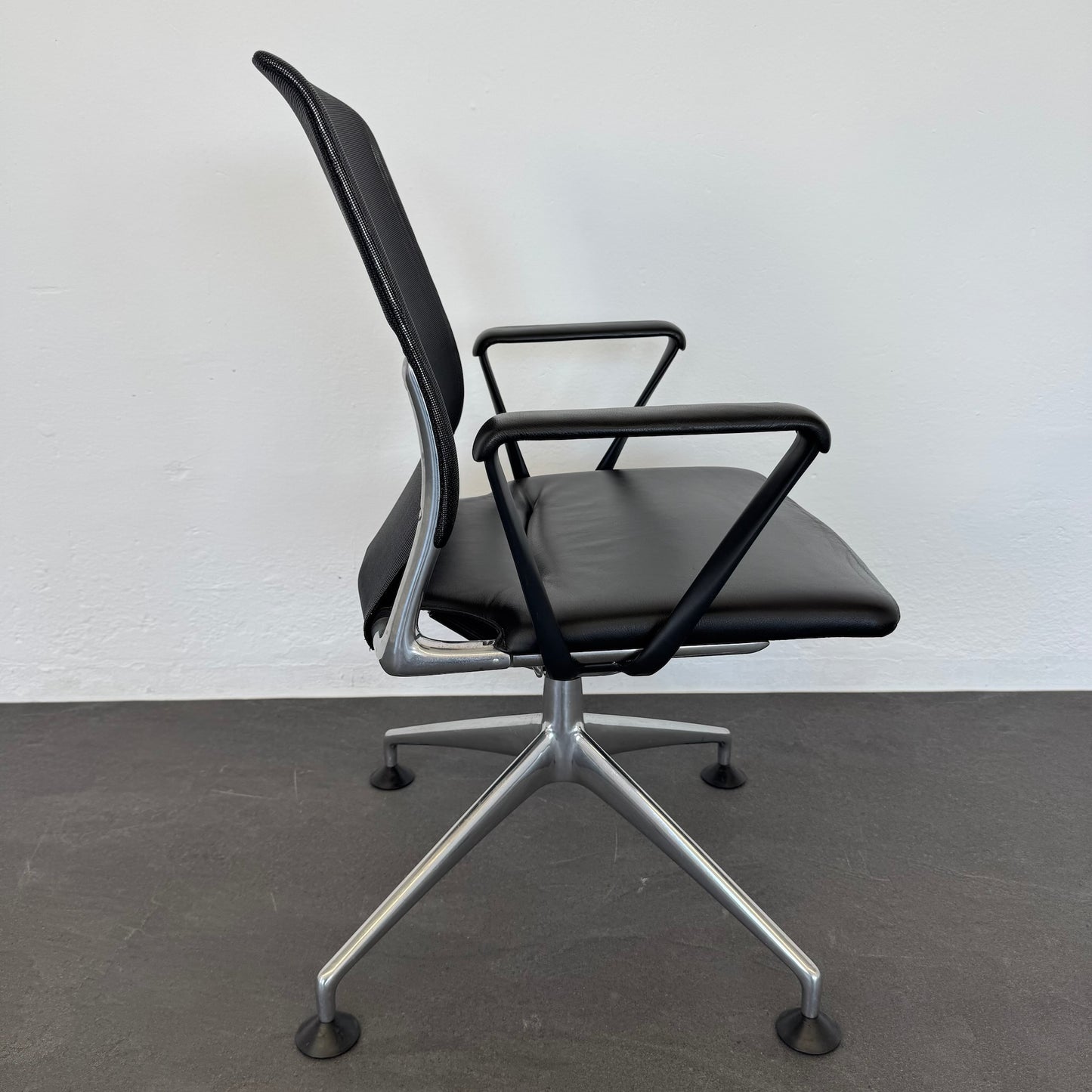 Vitra Meda Chair Sitzungsdrehstuhl mit Gestell Aluminum Poliert