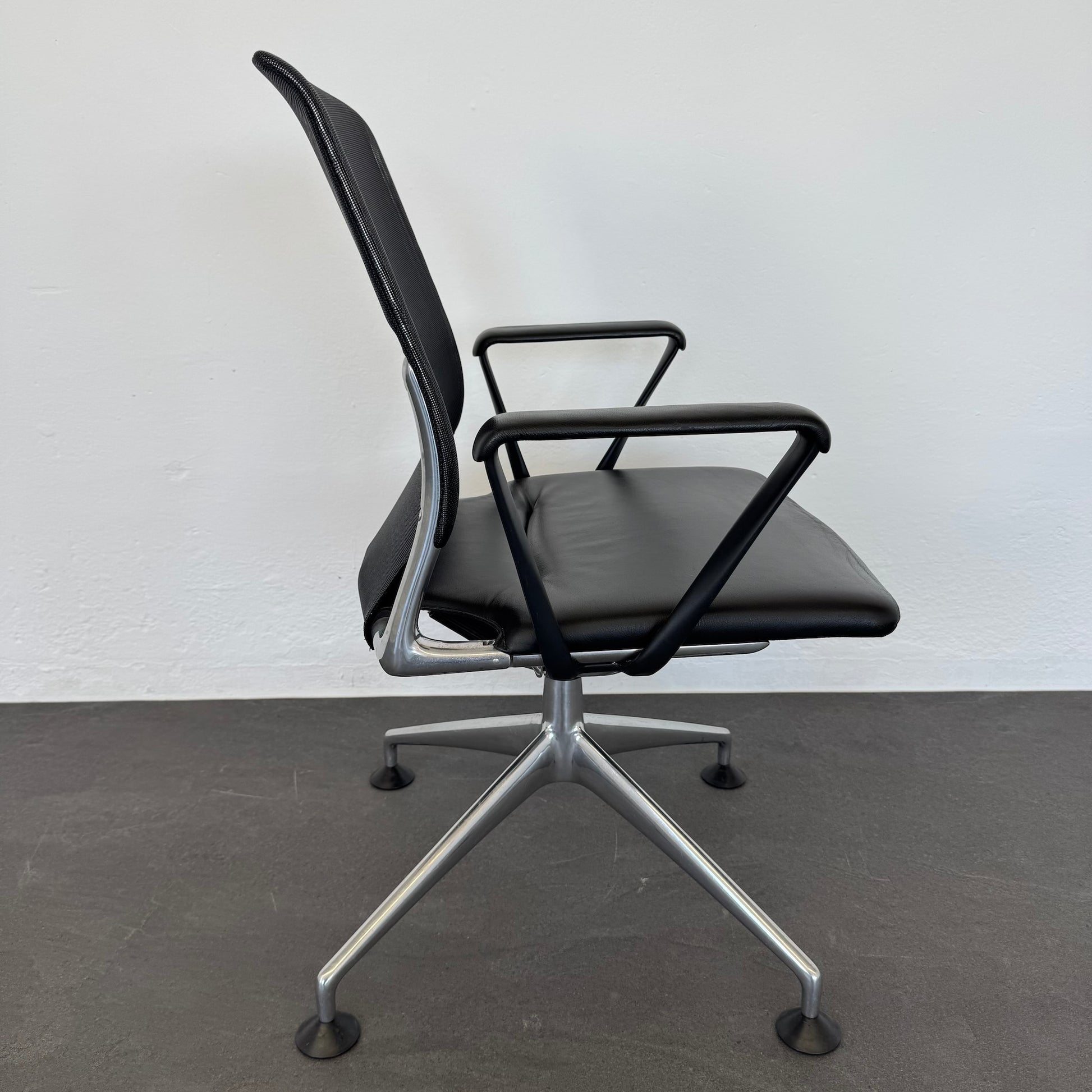 Vitra Meda Chair Sitzungsdrehstuhl mit Gestell Aluminum Poliert