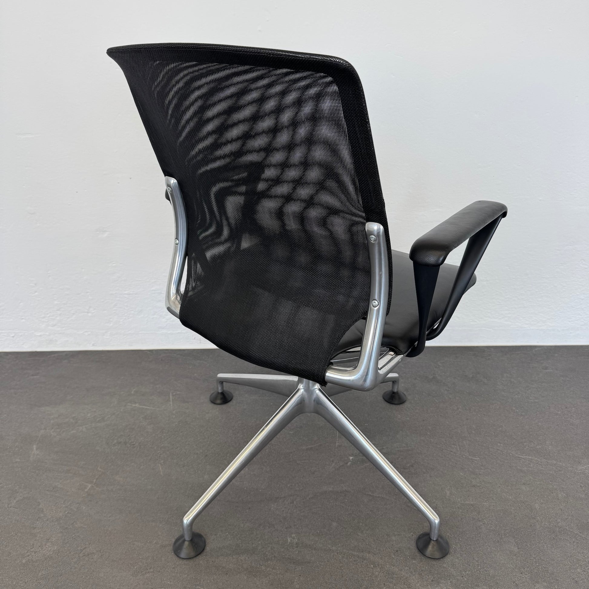 Vitra Meda Chair Sitzungsdrehstuhl mit Netzrücken Schwarz