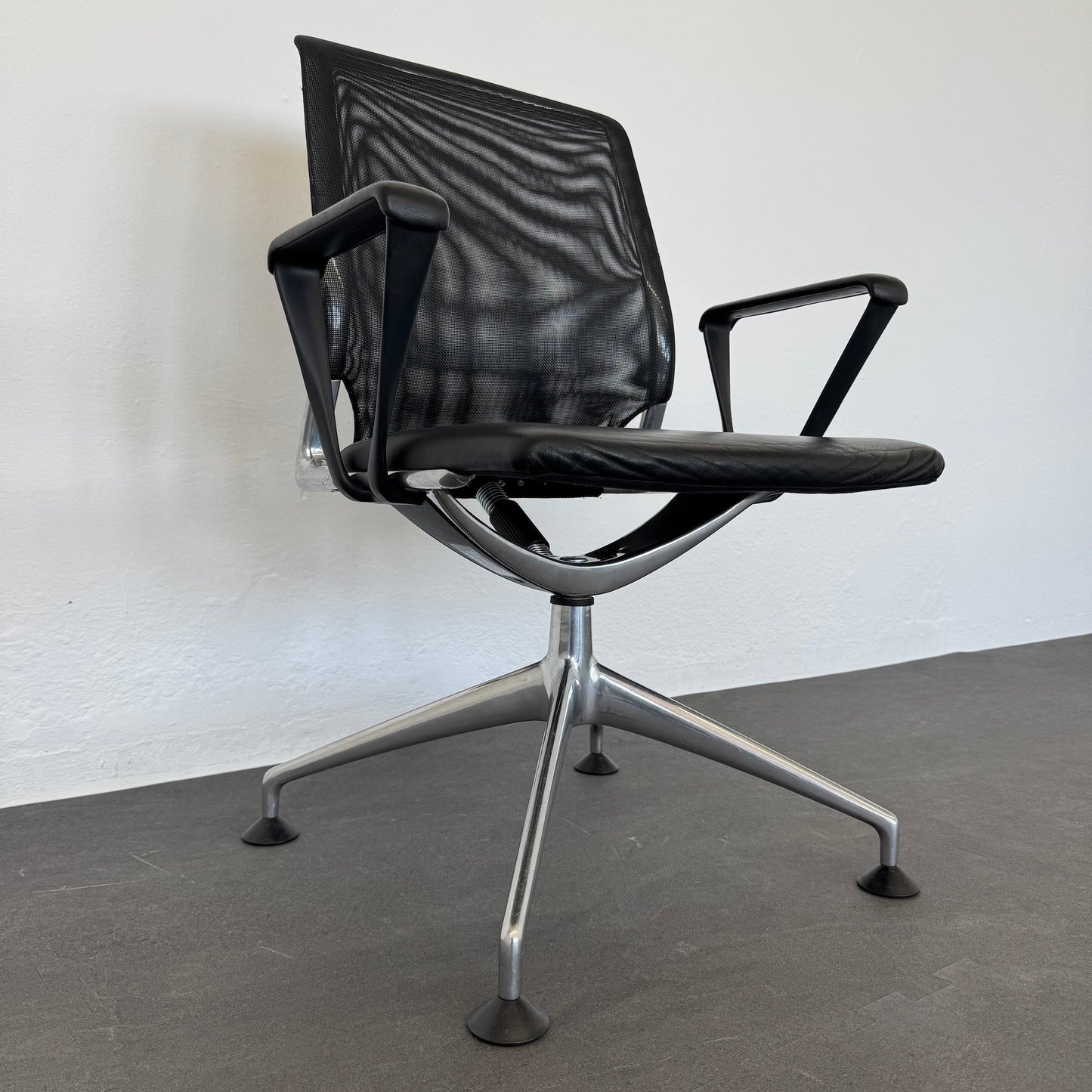 Vitra Meda Chair Sitzungsdrehstuhl Detailfoto von unten links
