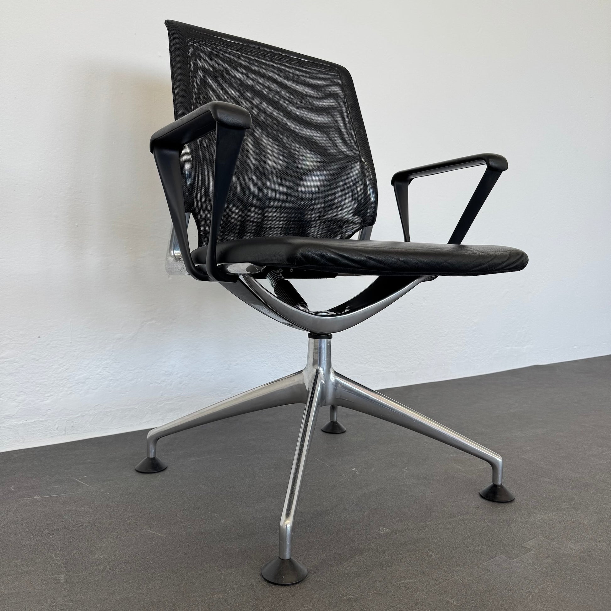 Vitra Meda Chair Sitzungsdrehstuhl Detailfoto von unten links