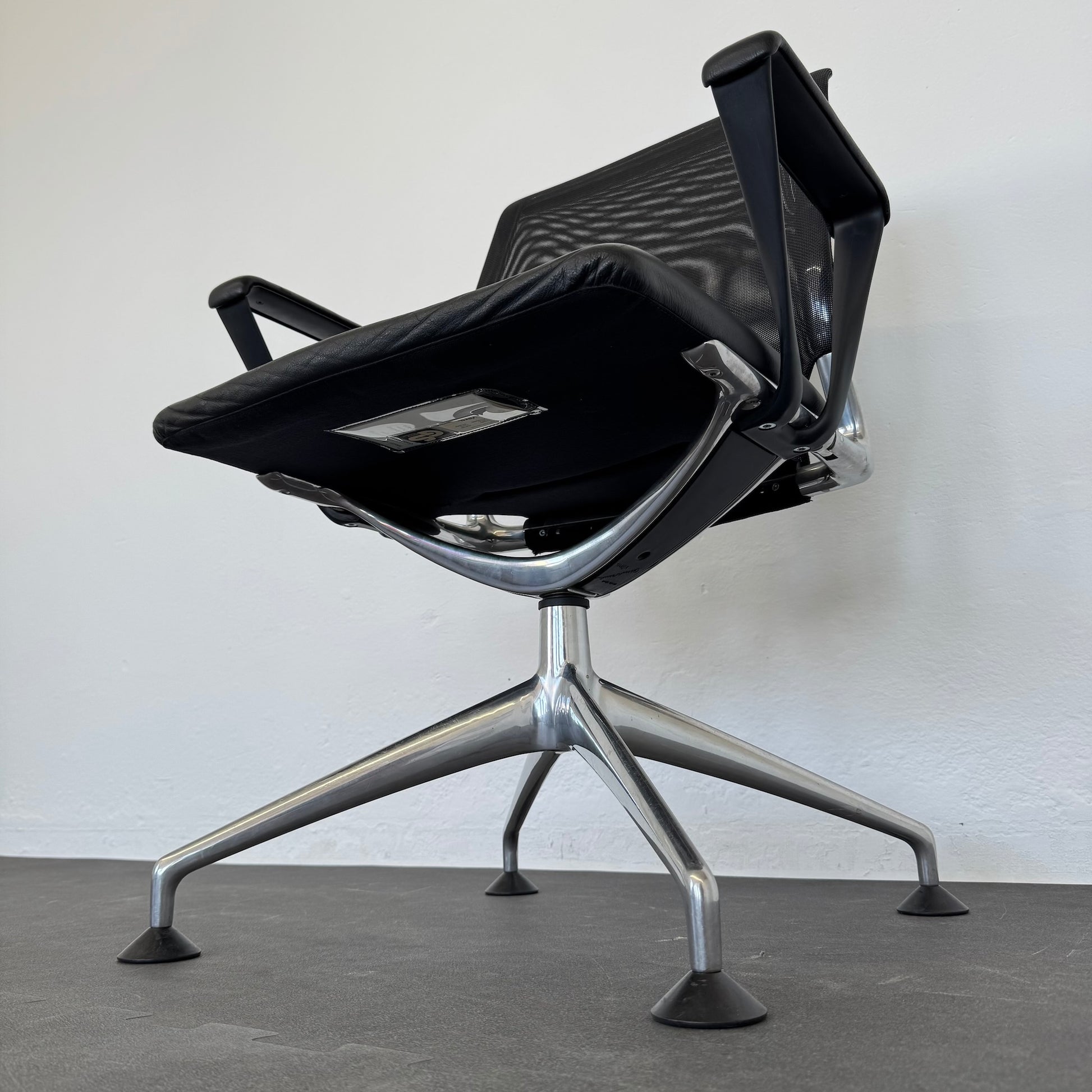Vitra Meda Chair Sitzungsdrehstuhl Detailfoto von unten rechts